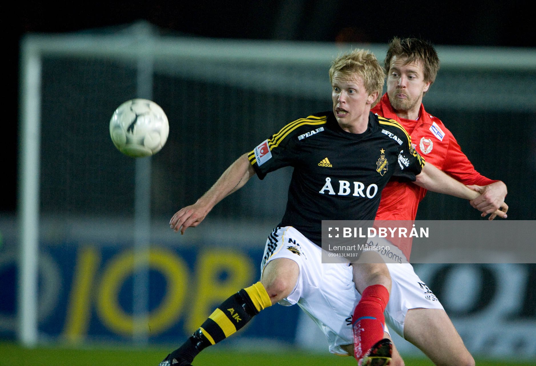 Mikael Thorstensson, AIK, håller undan för Joachim Lantz,