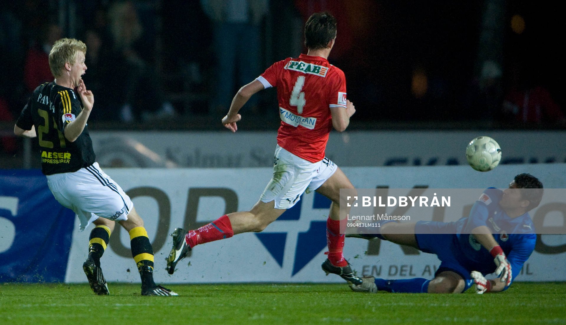 Mikael Thorstensson, AIK, nära överlista Petter Wastå,