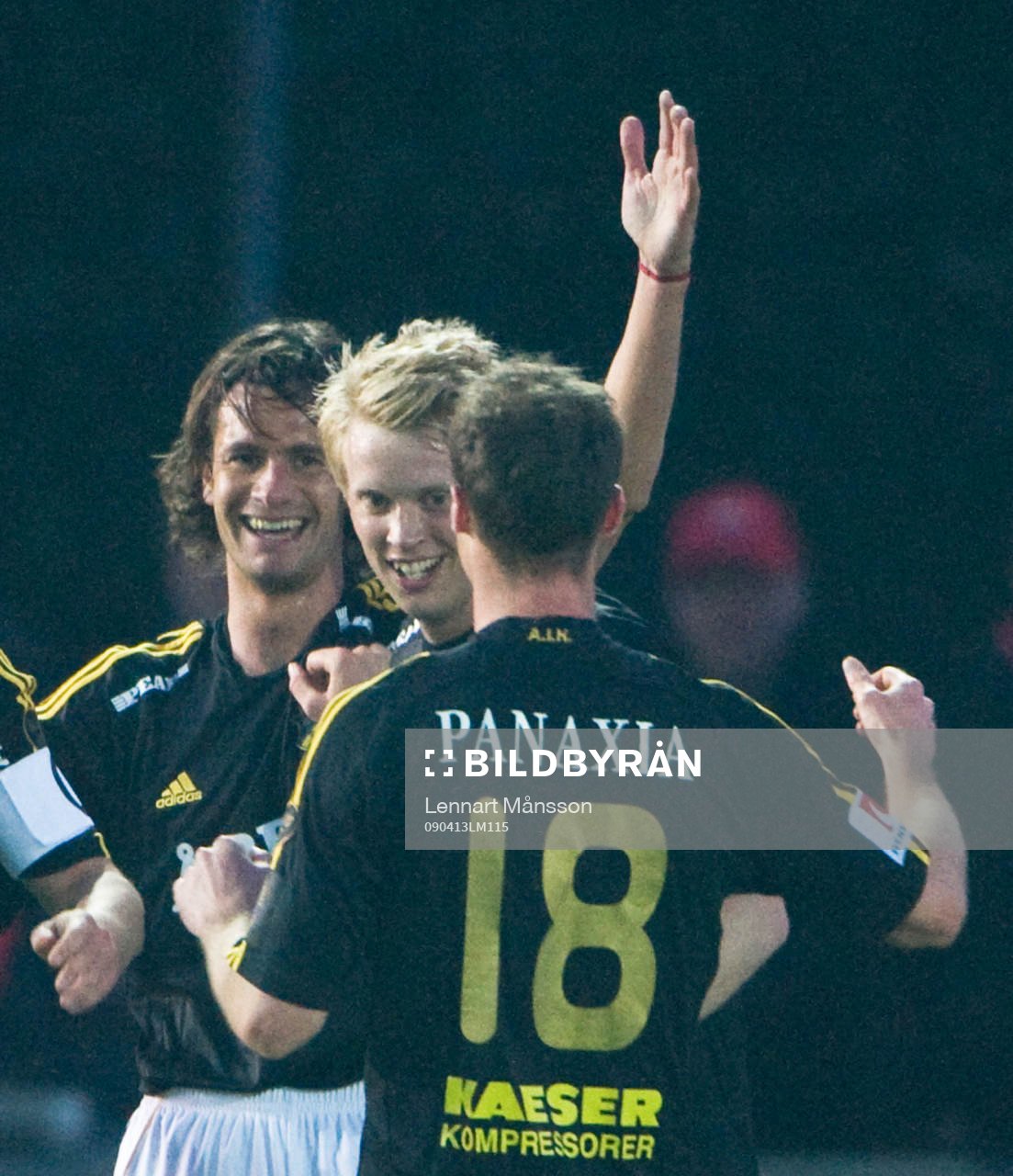 0-1 Ivan Obolo, som grattas av Mikael Thorstensson, jubel
