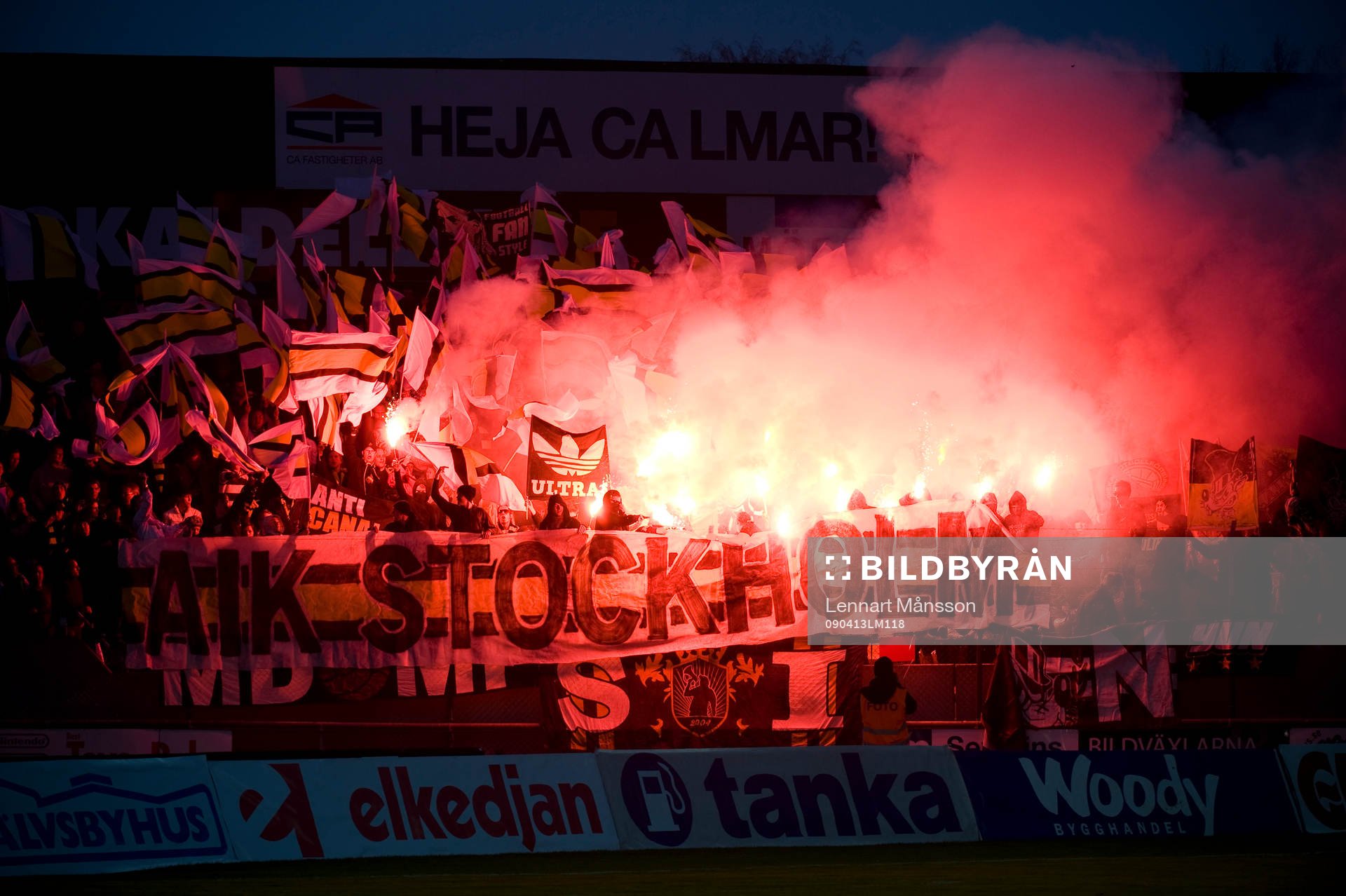 AIK- läktaren. Läktare, tifo, bengalisk eld