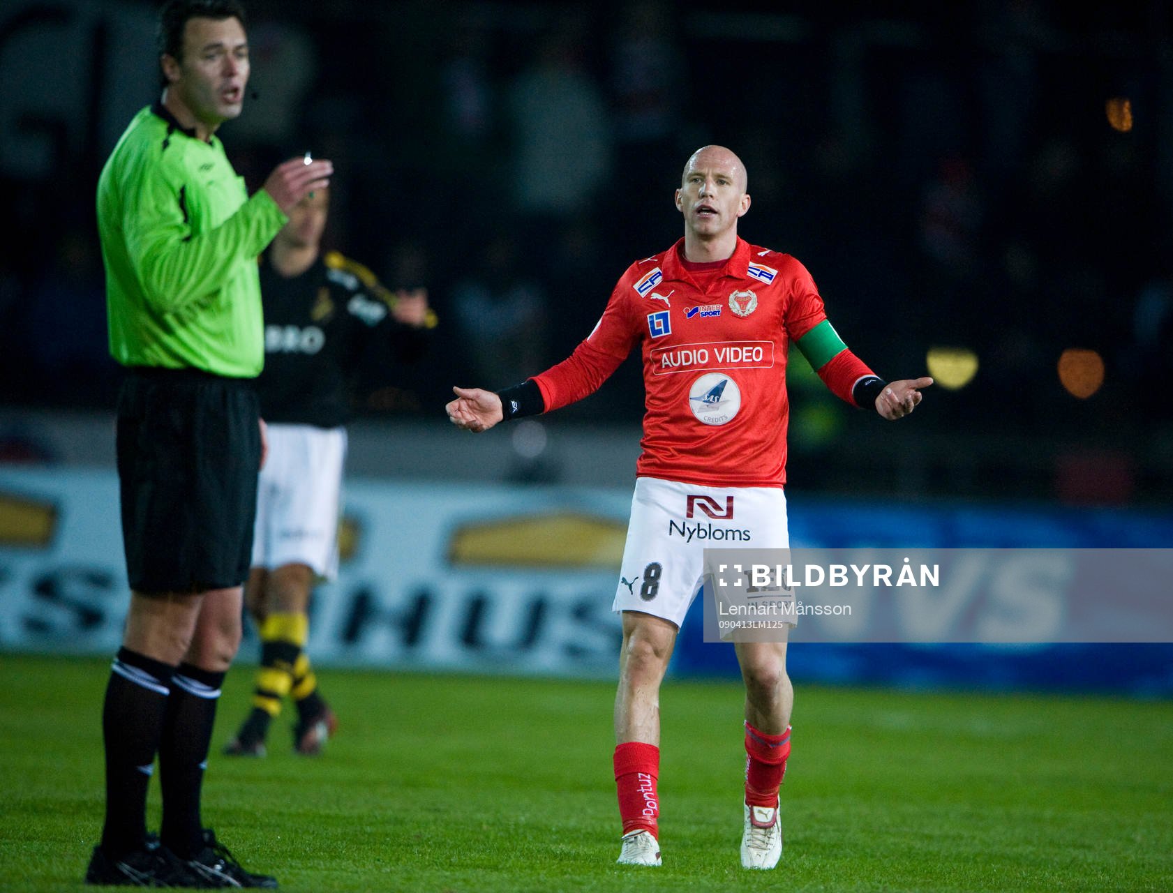 Henrik Rydström försöker beveka Martin Ingvarsson, domare