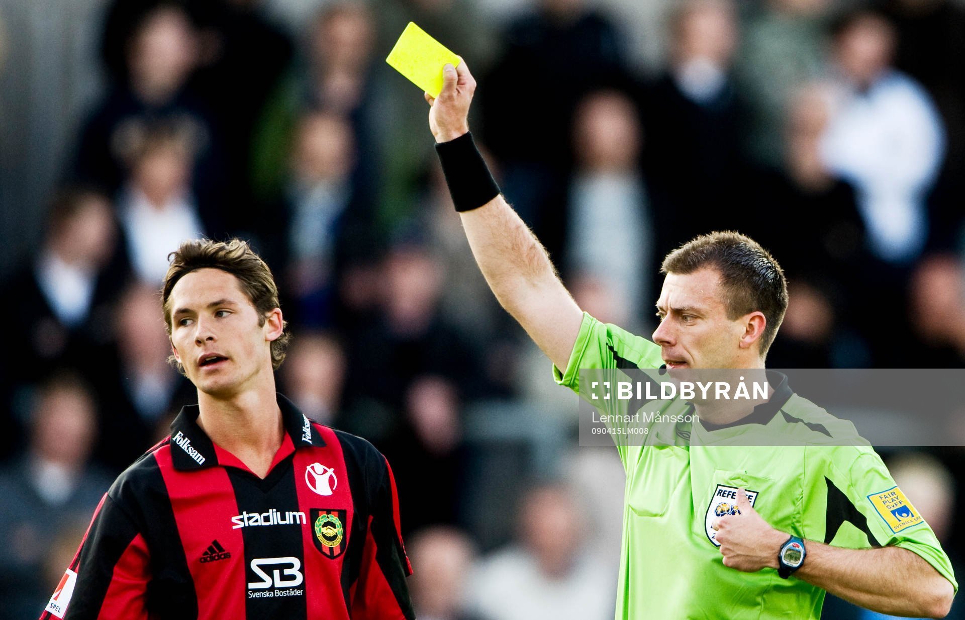 Daniel Stålhammar, domare, ger Philip Haglund gult kort,