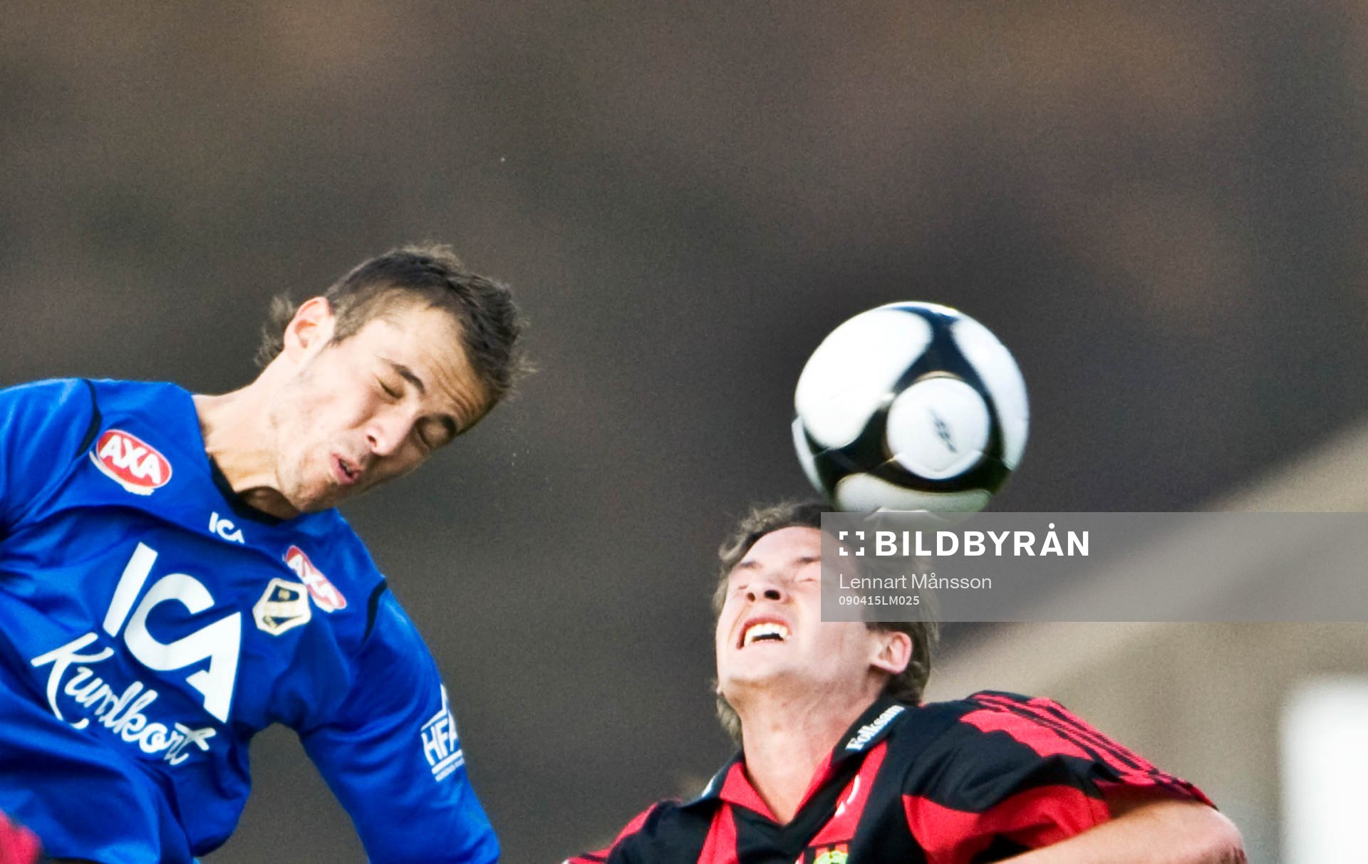 Emir Kujovic, Halmstad, i nickduell med Philip Haglund,