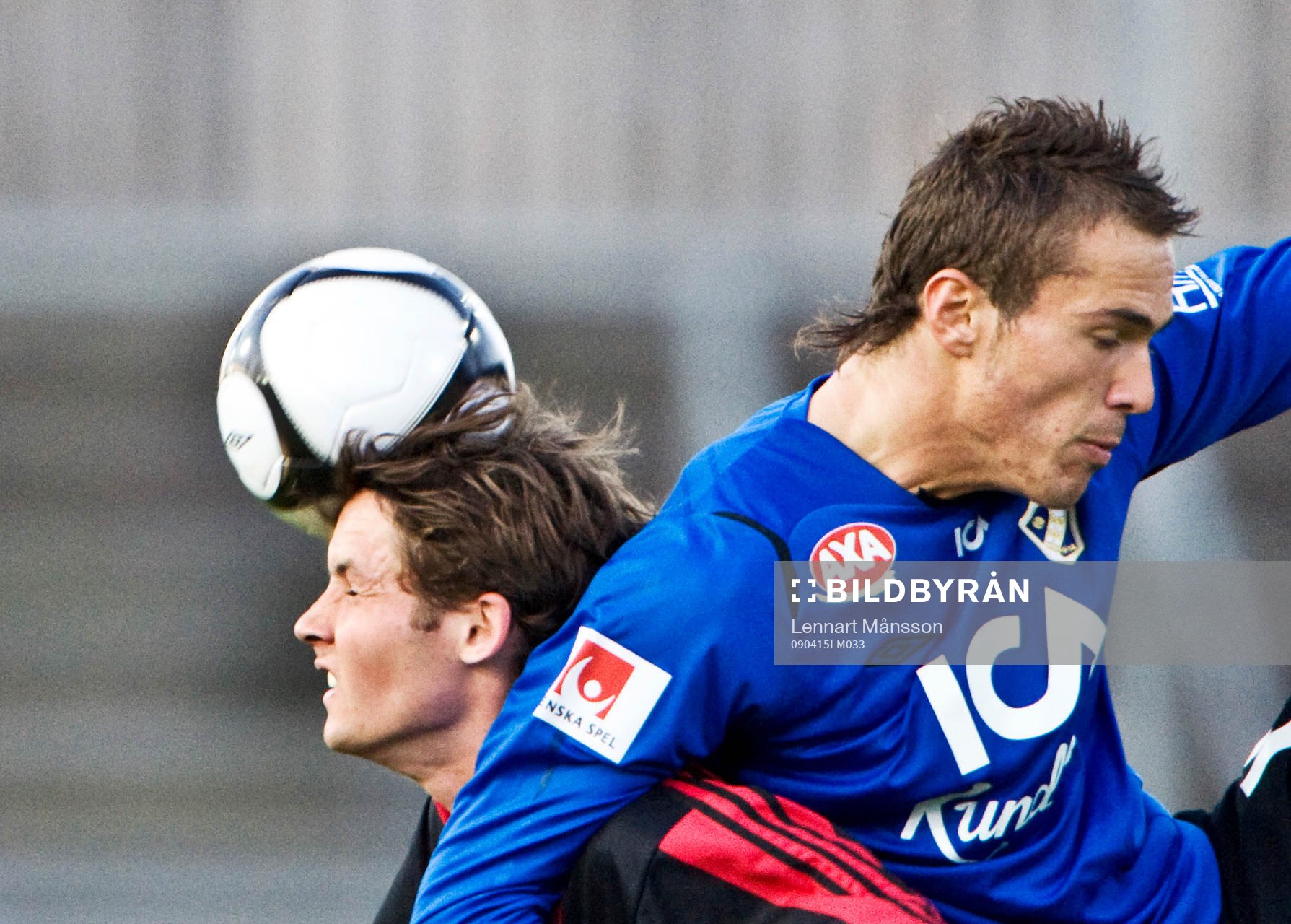 Emir Kujovic, Halmstad, i nickduell med Philip Haglund,