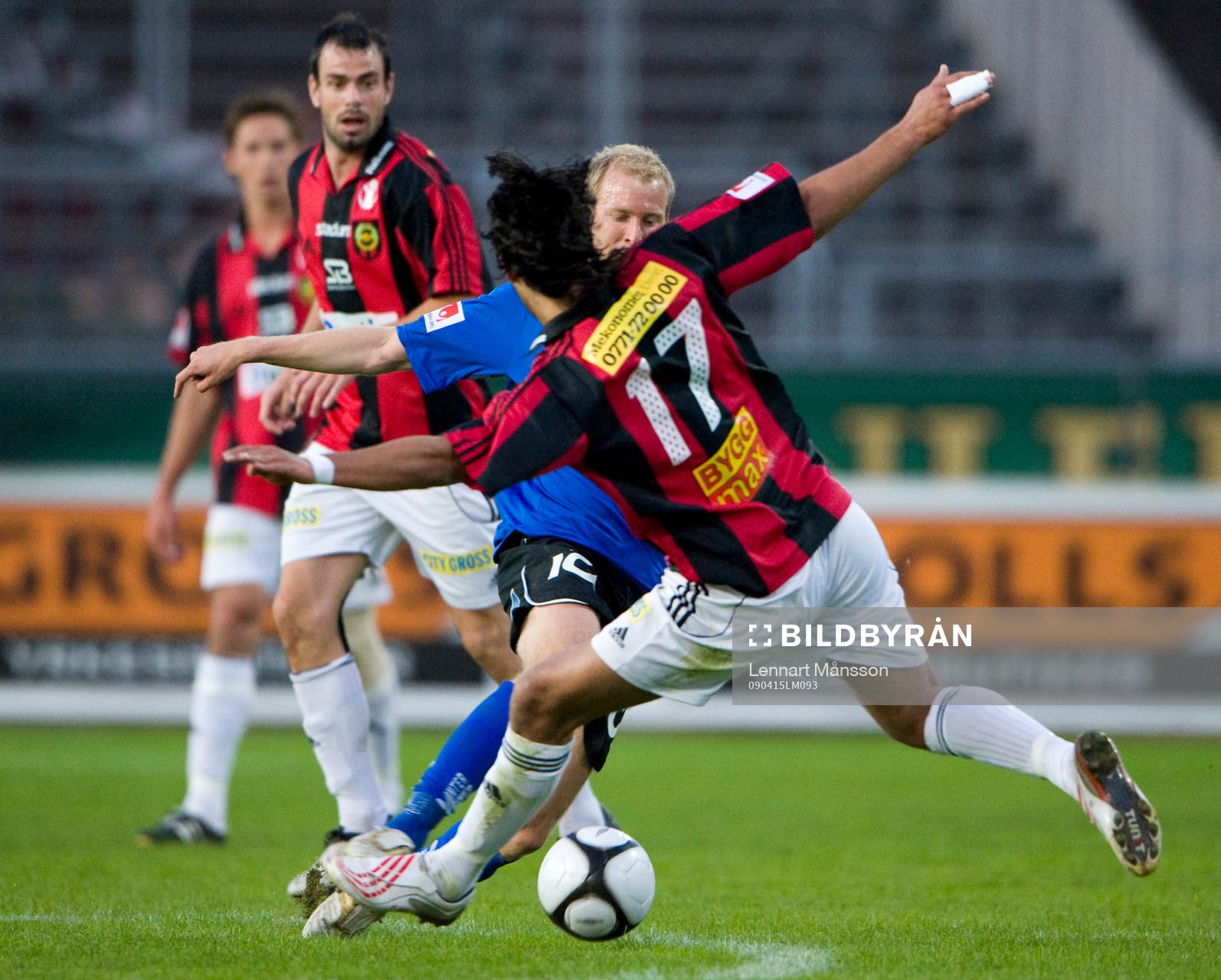 Andreas Johansson bjuder upp Sinan Ayranci till dans