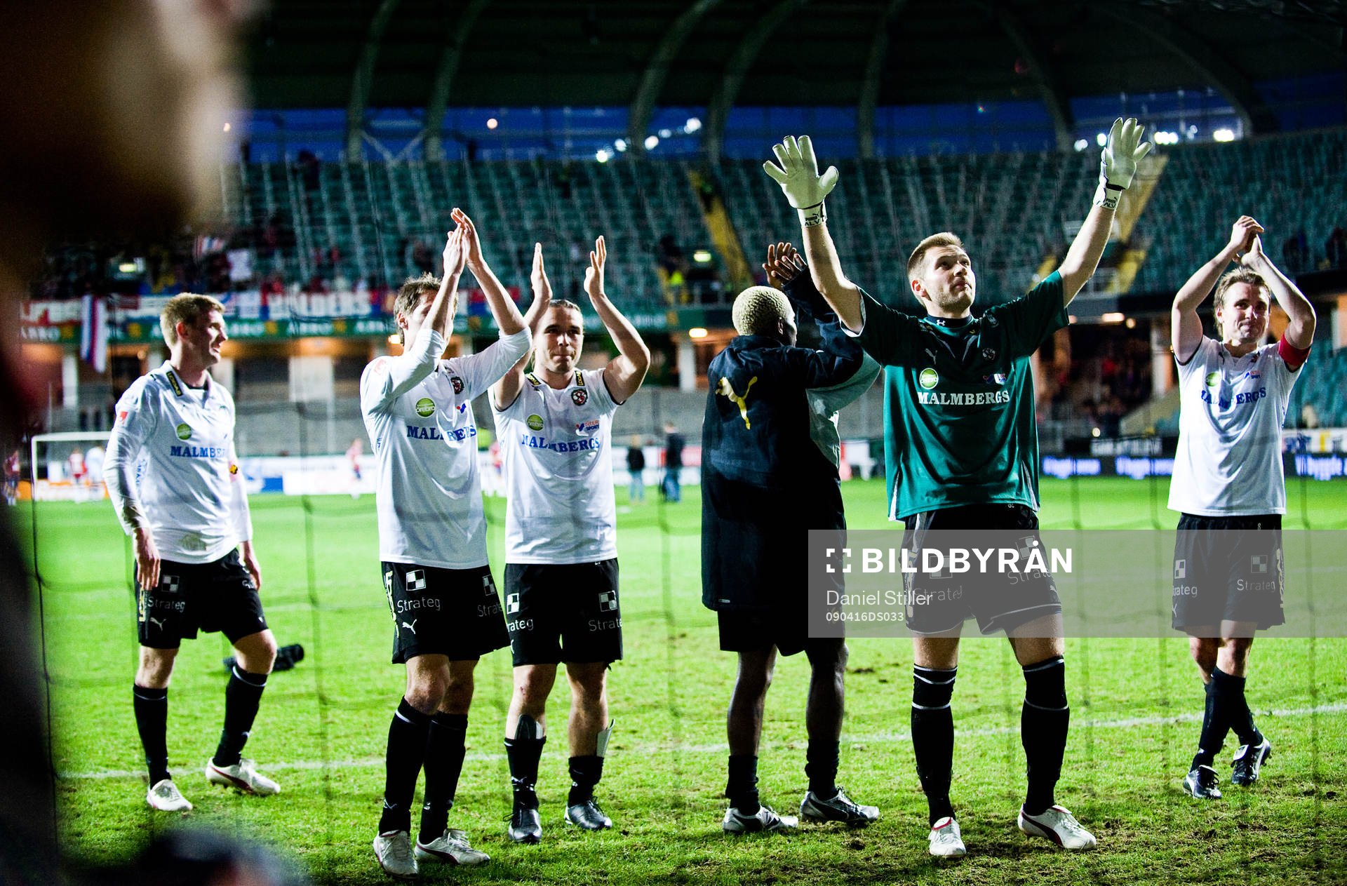  Örebro tackar publiken efter matchen. Johan Alvbåge, målvakt Örebro