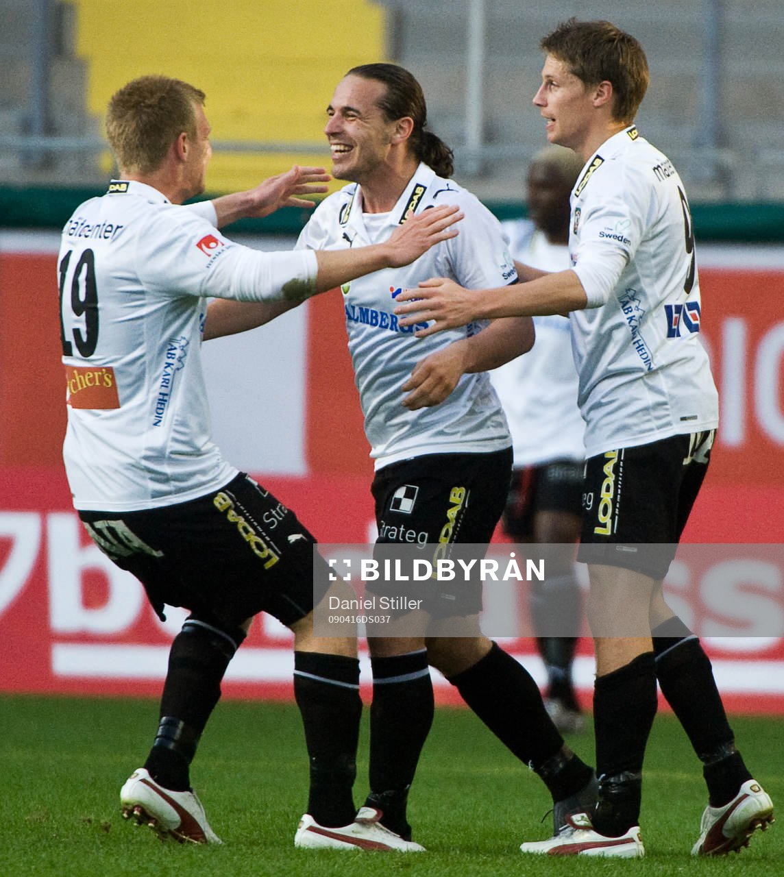 Örebro gör 1-0. Jubel. Michael Almebäck, Nordin Gerzicv,