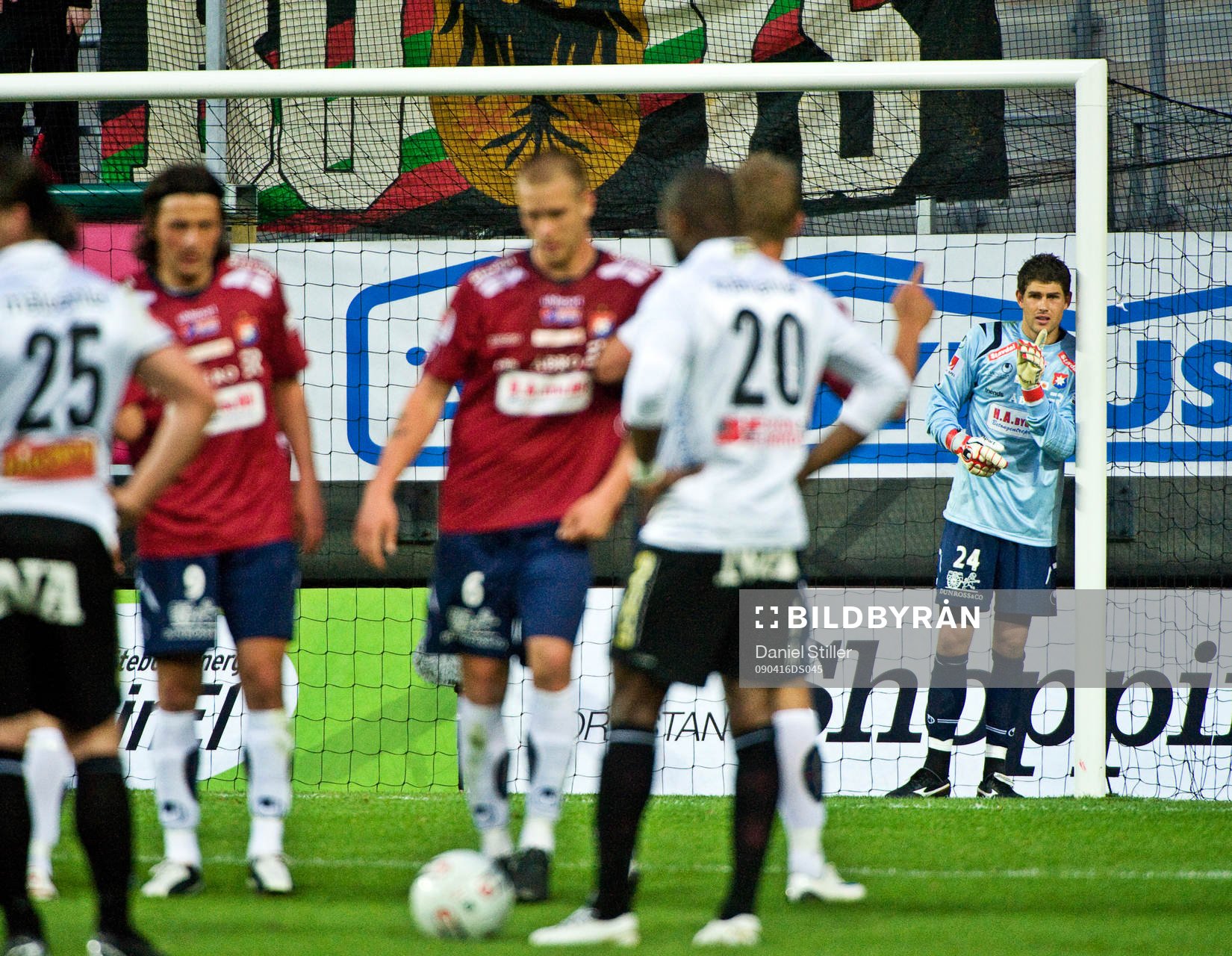 Nathan Coe, målvakt Örgryte, styr muren