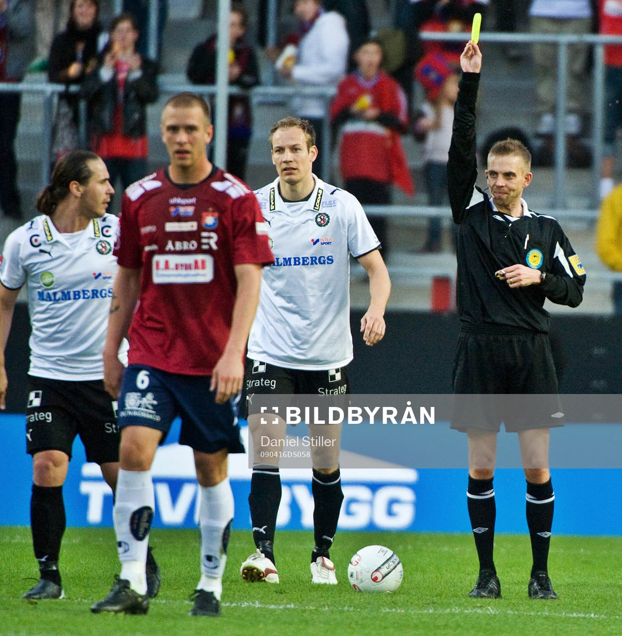 Domare Johan Hamlin ger gult kort