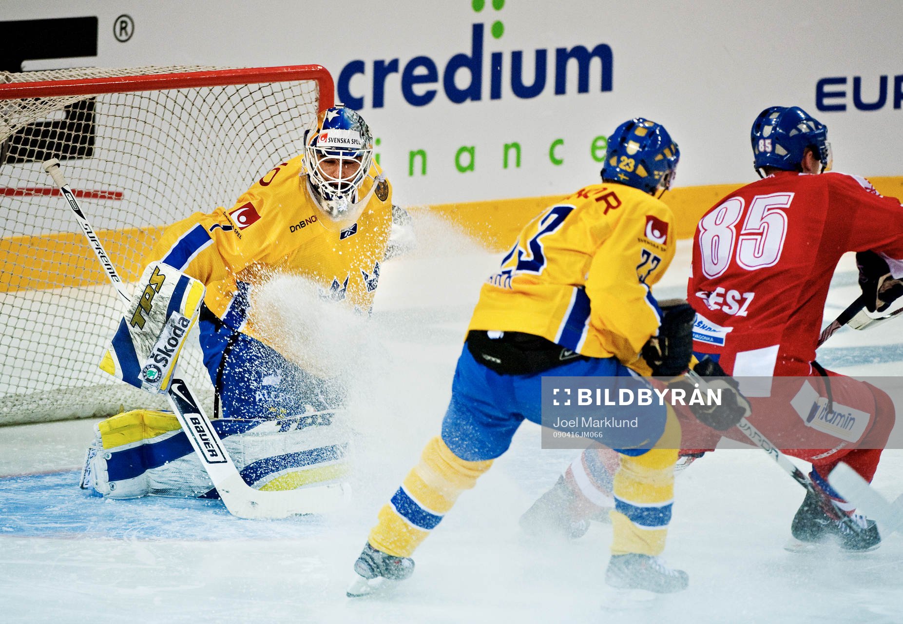 Stefan Liv, målvakt, Sverige, får snösprut i ansiktet