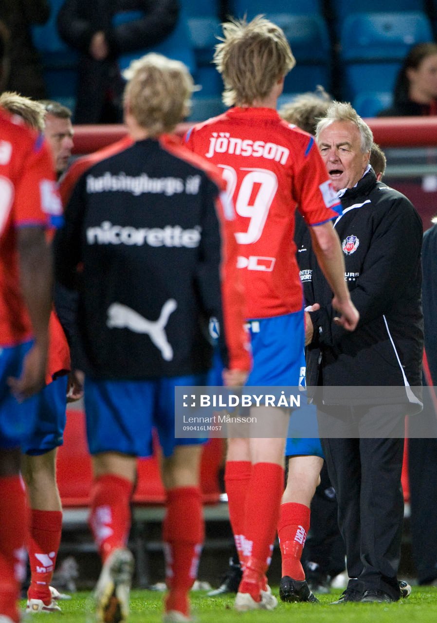 Bosse Nilsson, tränare, Helsingborg, tackar sina spelare