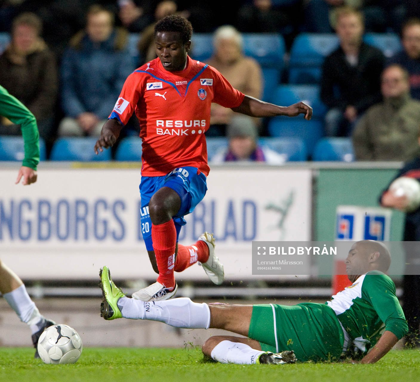 Isaac Chansa flyger över Nathan Paulse ben
