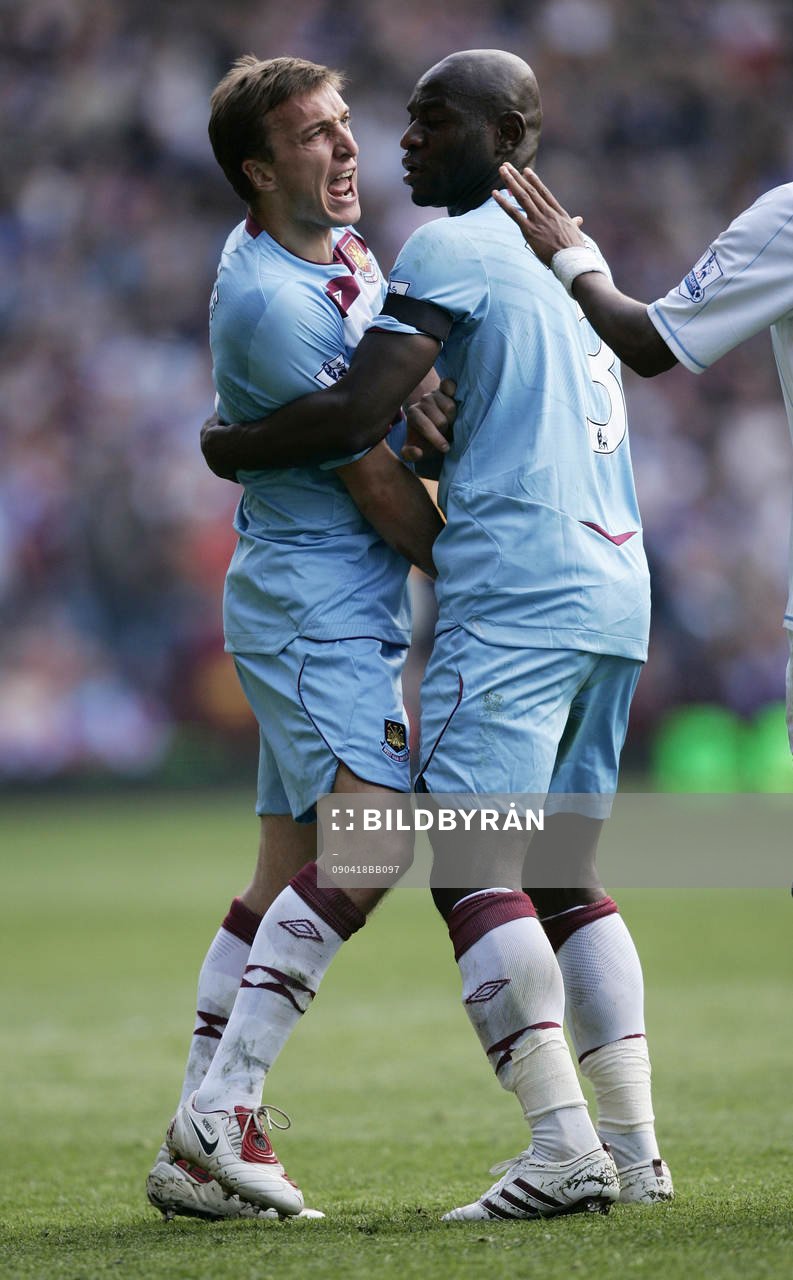 En arg Mark Noble, West Ham, lugnas av Herita Ilunga