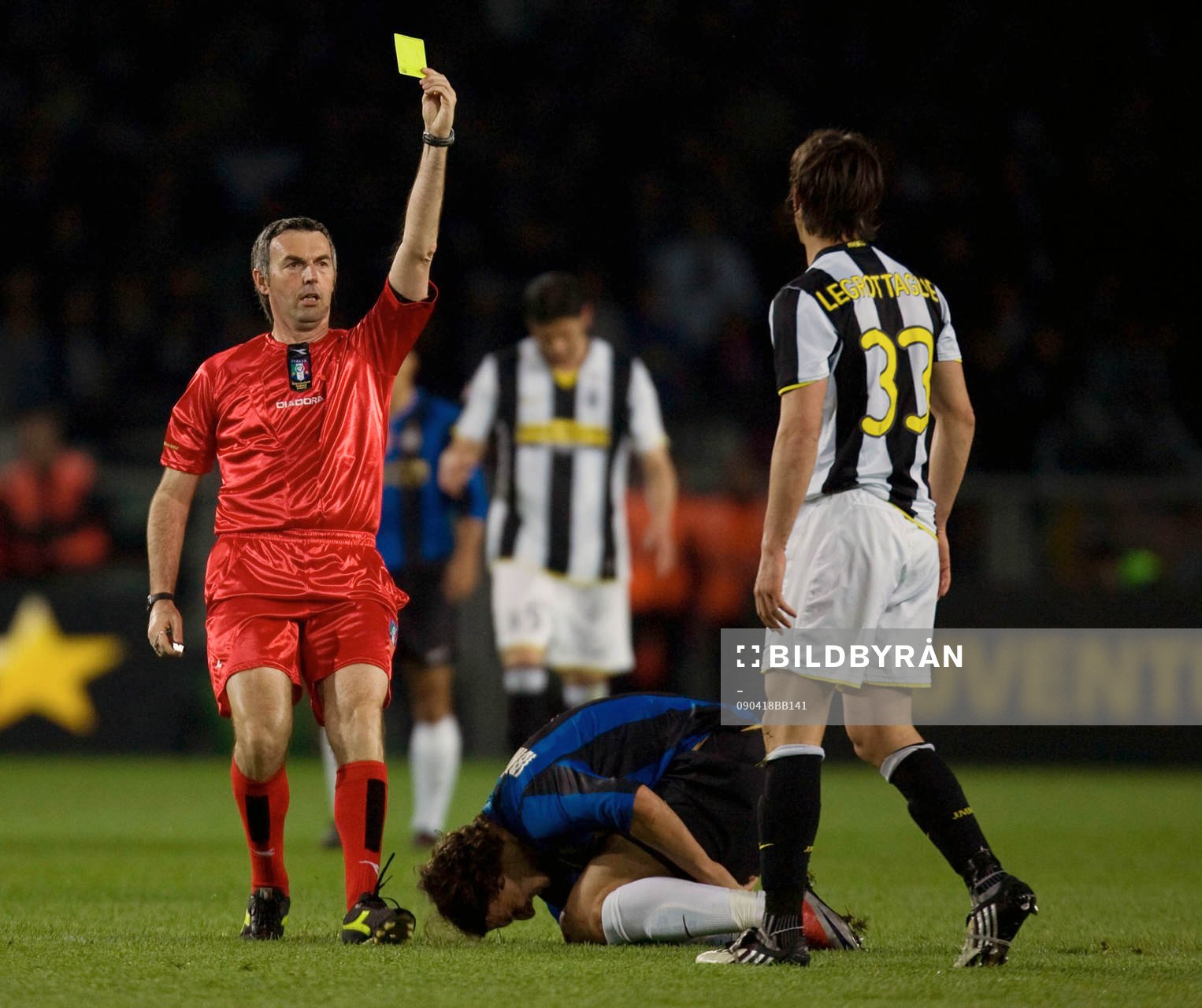 Nicola Legrottaglie, Juventus, får gult kort, varning