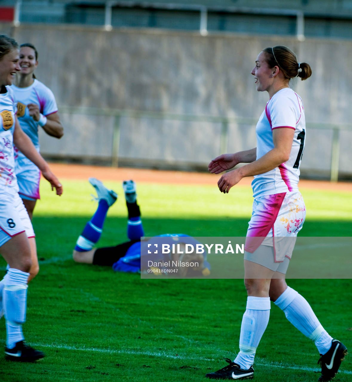 Manon Melis, Ldb har gjort 2-0. Stephanie Labbé, målvakt