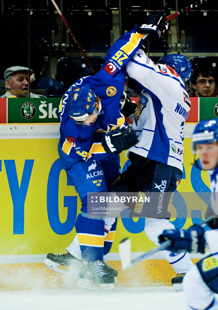 Marcus Nilson, Sverige och Janne Niinimaa, Finland, tacklar