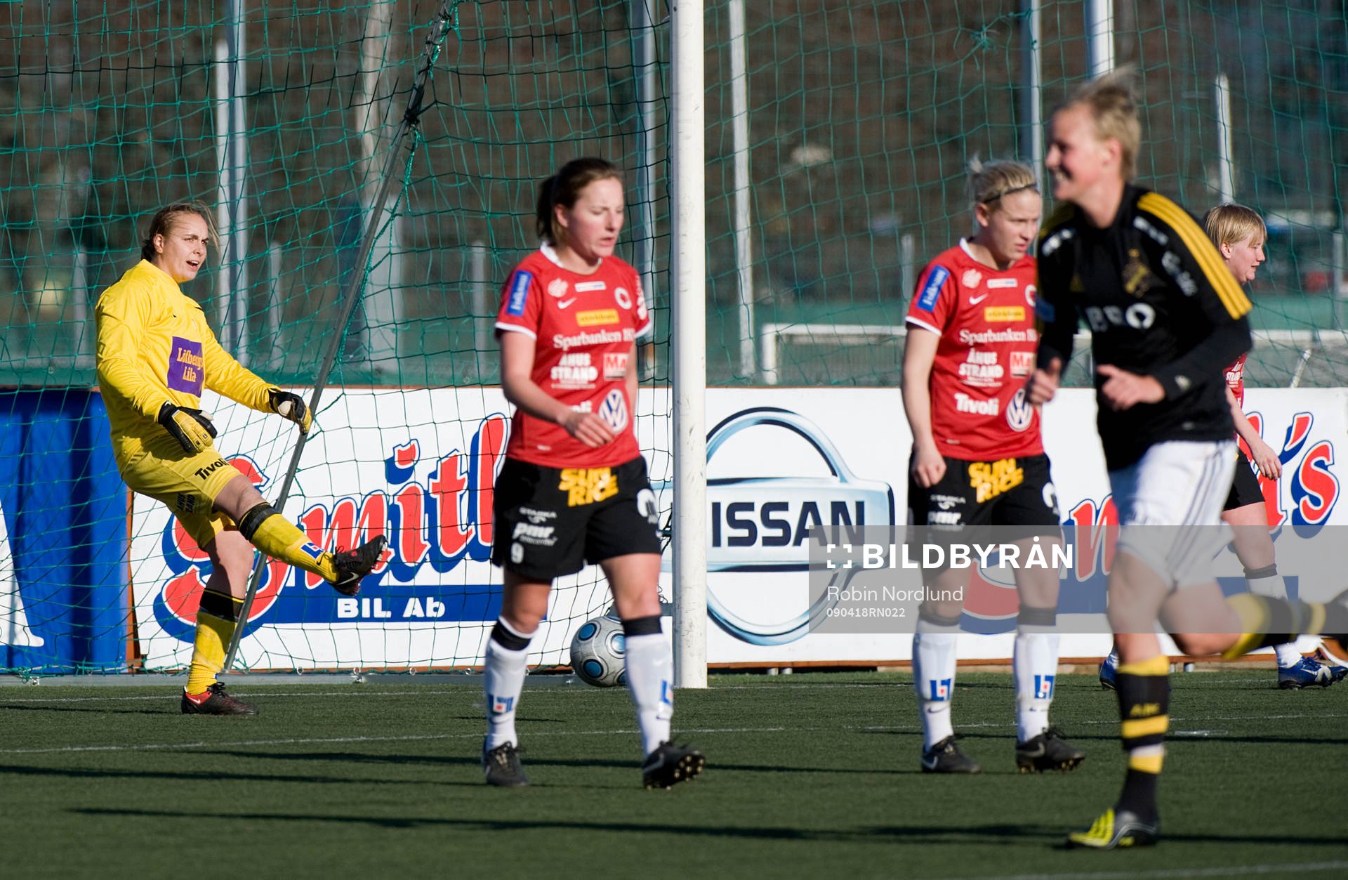 Brett Maron, Målvakt Kristianstad sparkar ut bollen