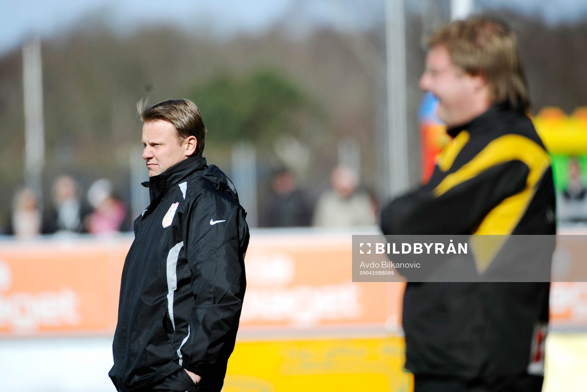 Roberth Johansson, tränare, Assyriska, i förgrunden Peter