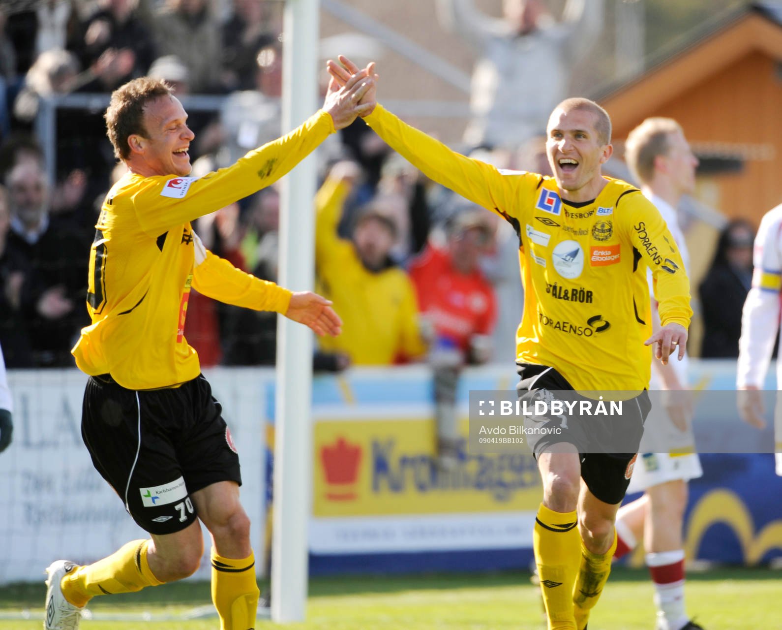 Marcus Ekenberg gratulerar Johan Svensson, jubel, Mjällby