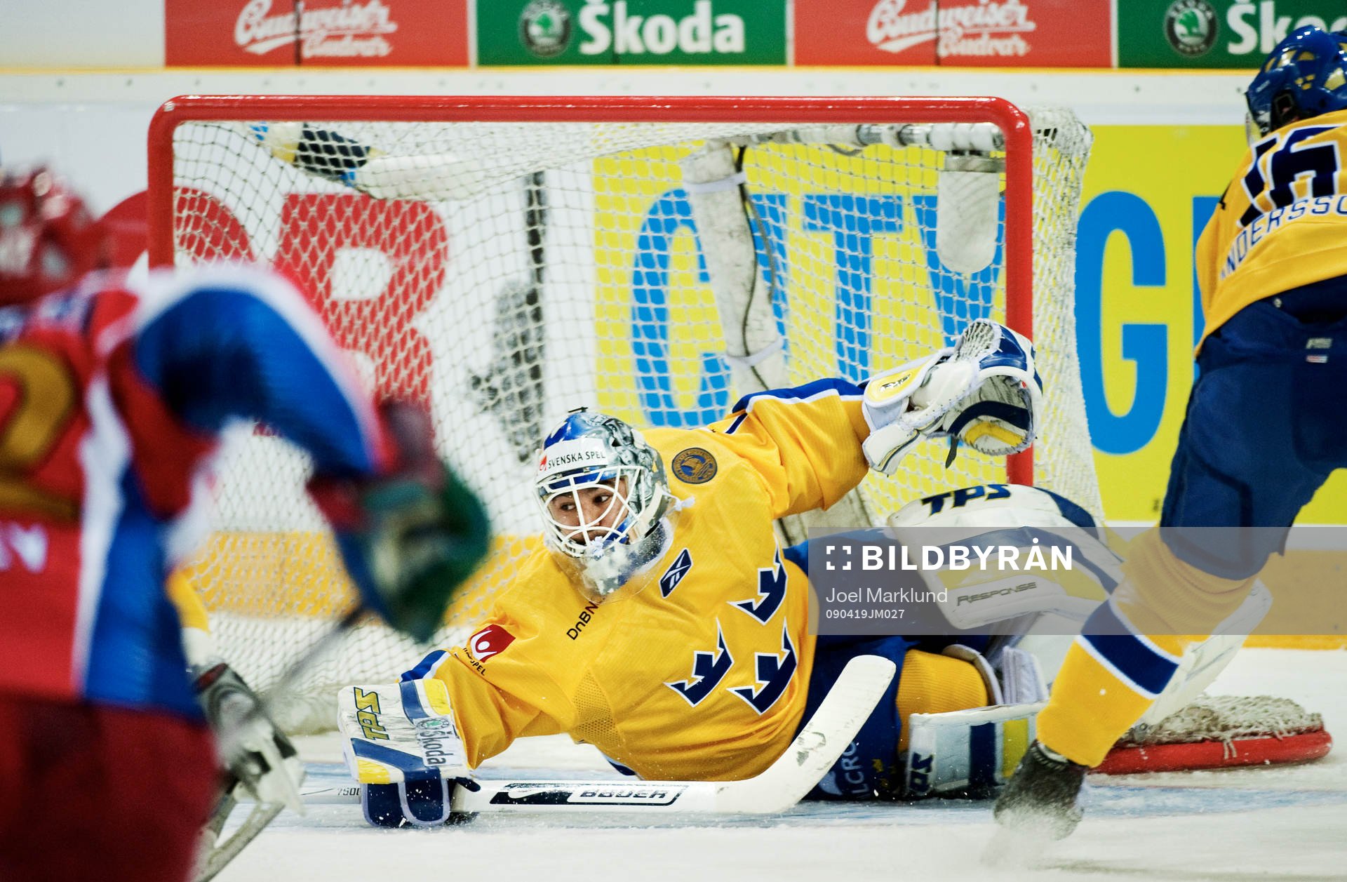 Stefan Liv, målvakt, Sverige, i ett farligt läge