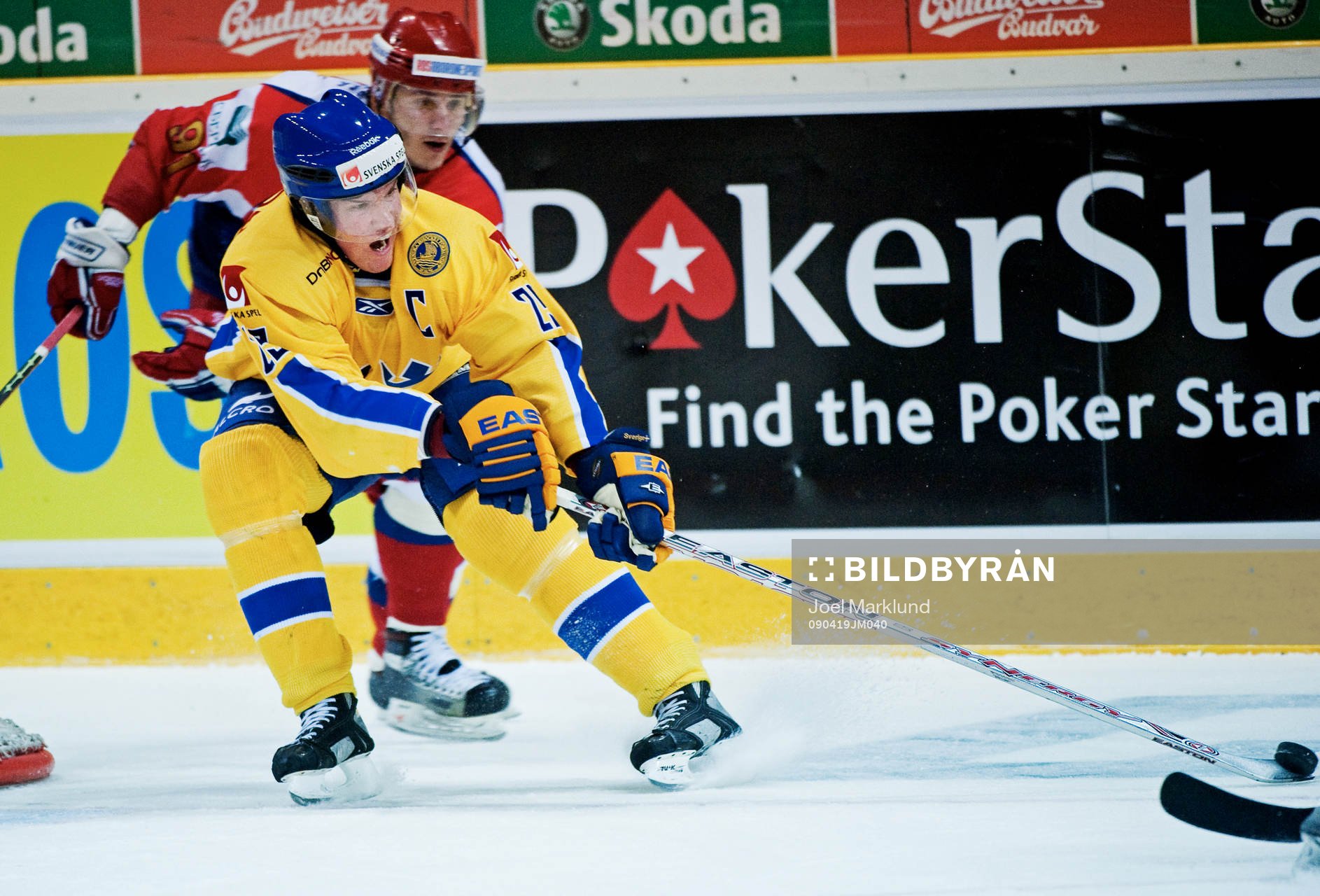 Kenny Jönsson, Sverige, kontrollerar pucken