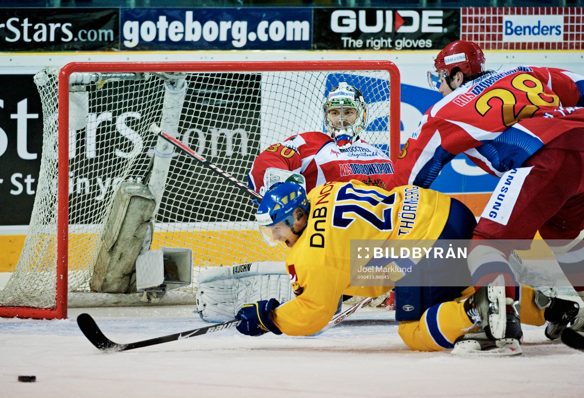 Denis Kulyash, Ryssland, tacklar Martin Thörnberg,
