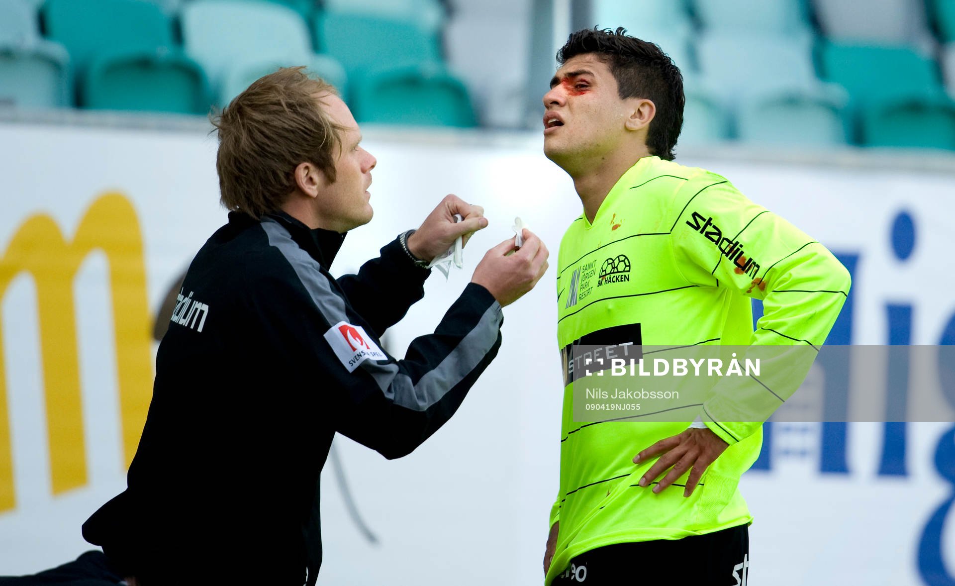 Paulinho, Häcken, blöder från ögonbrynet, blod, sår,