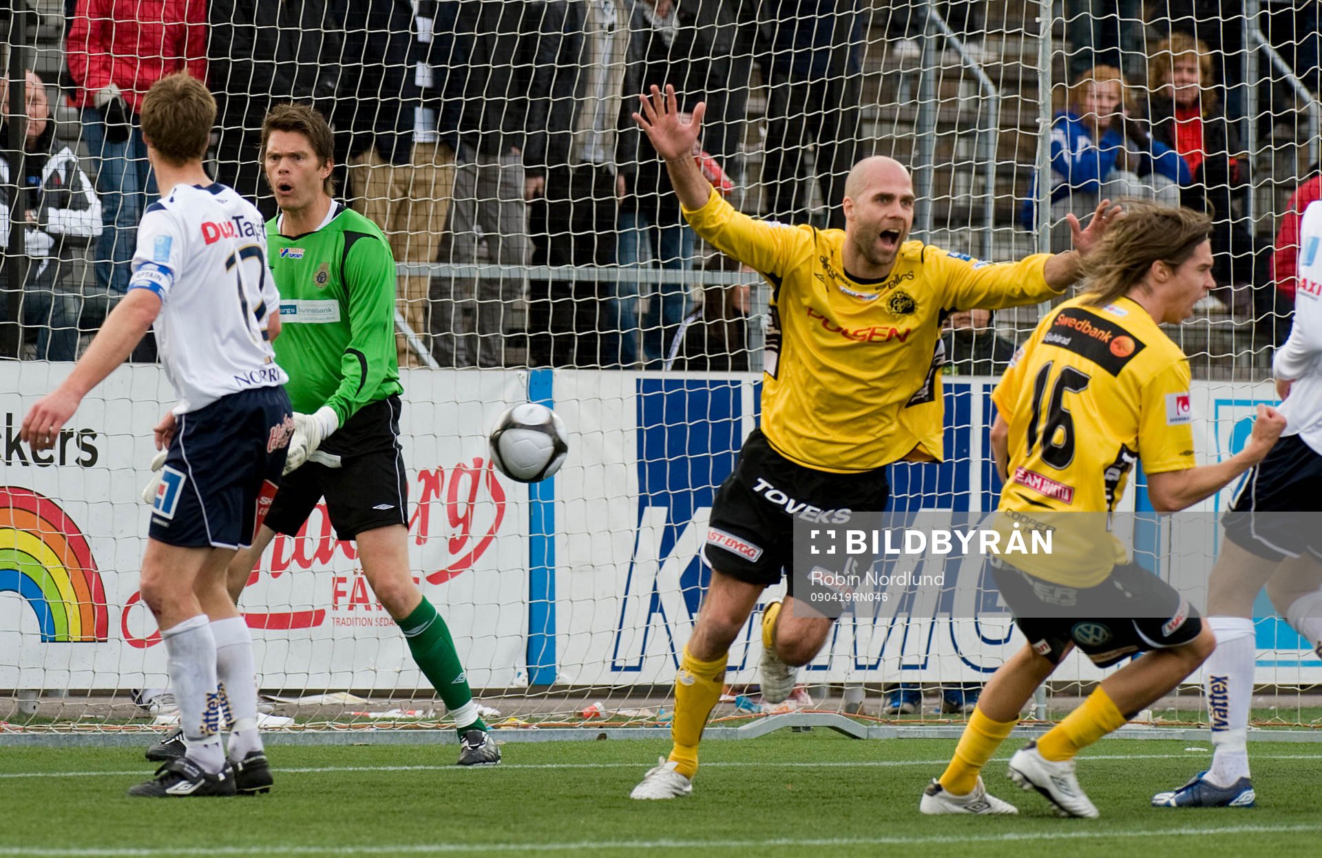  Teddy Lucic, Elfsborg jubel efter att Anders Svensson gjort mål på frispark. Mattias Hugosson, Målvakt Gefle skriker åt Daniel Bernhardsson