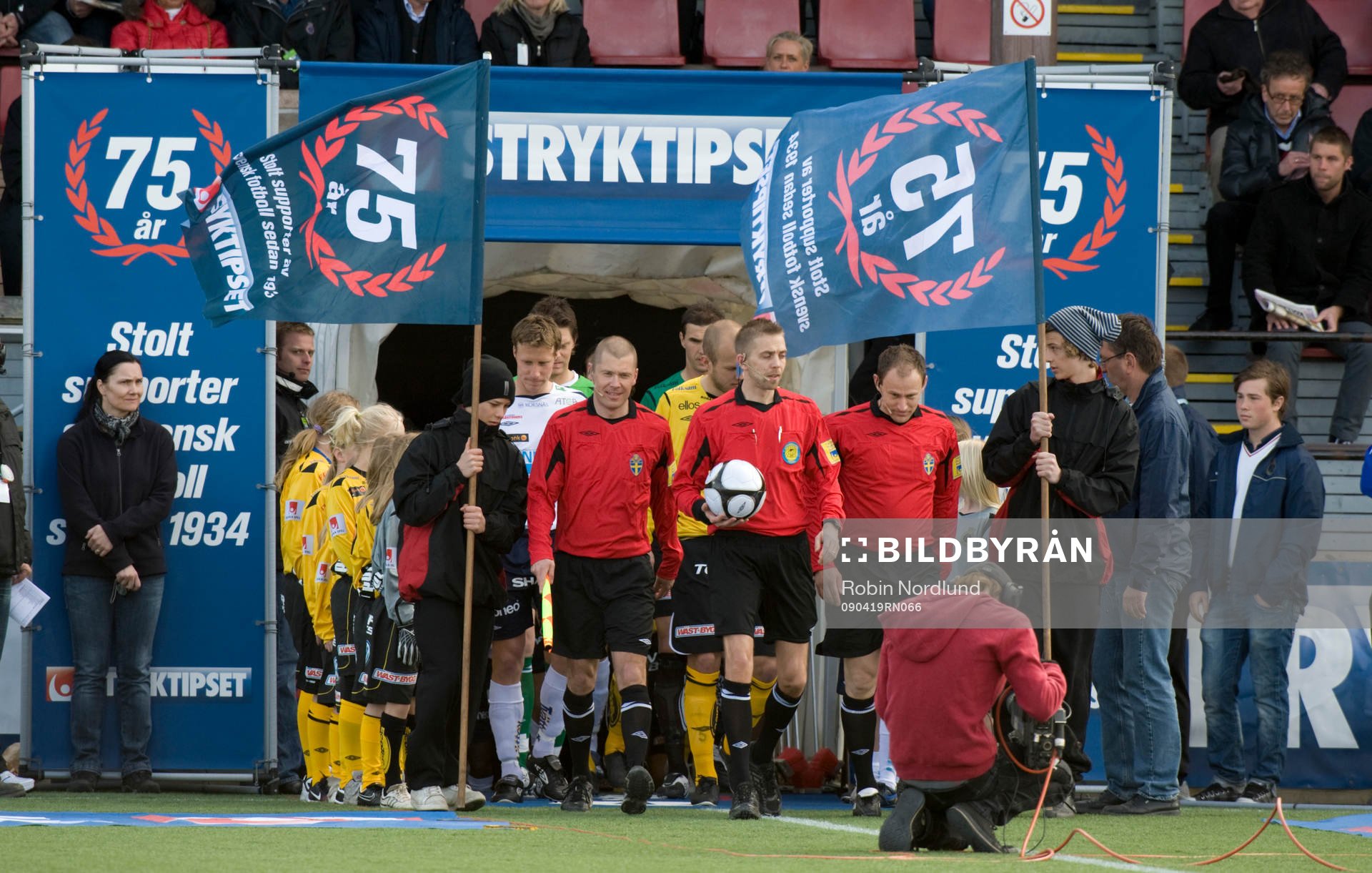 Spelarentré, inmarsch, utgångsmarch, flaggor, fanbärare,