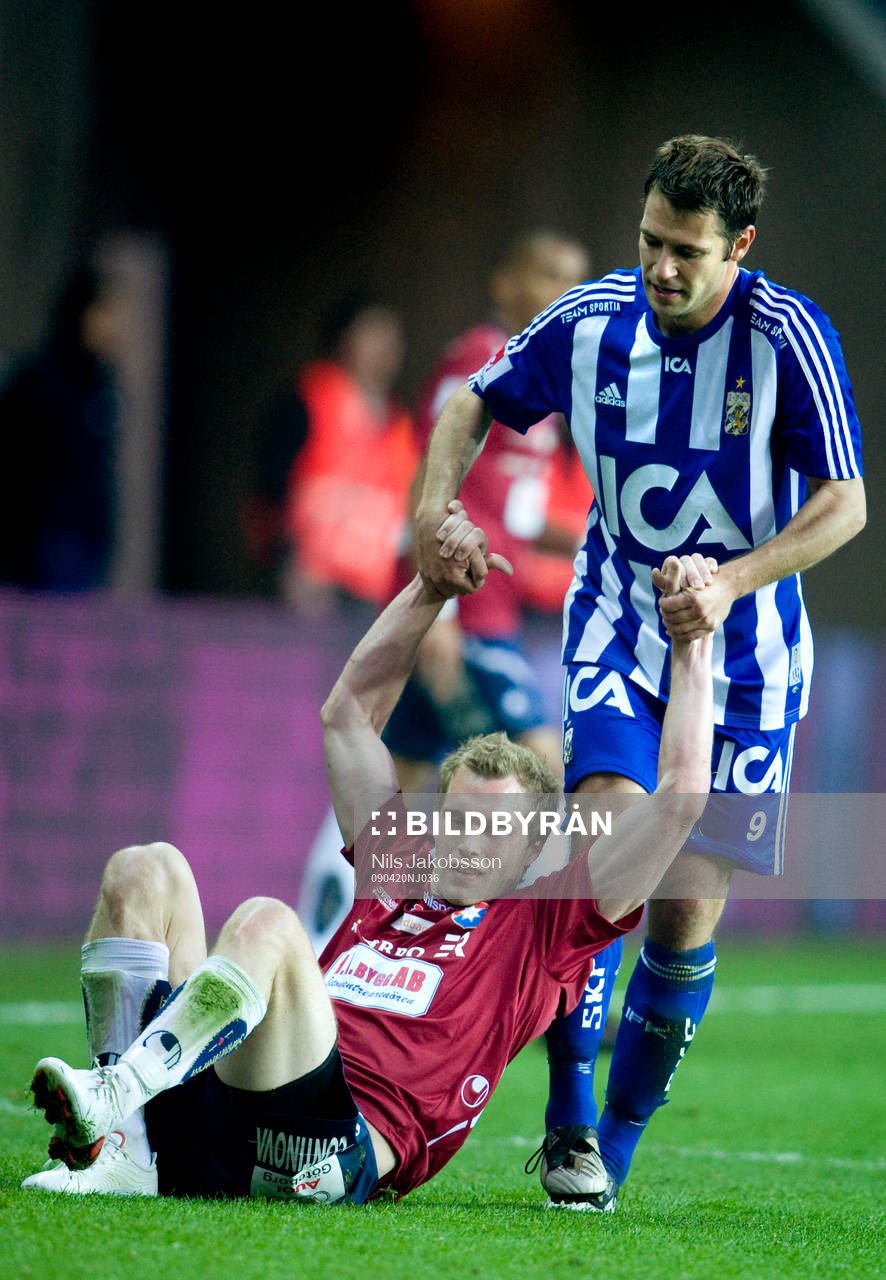 Stefan Selakovic, IFK Göteborg, hjälper Tommy von