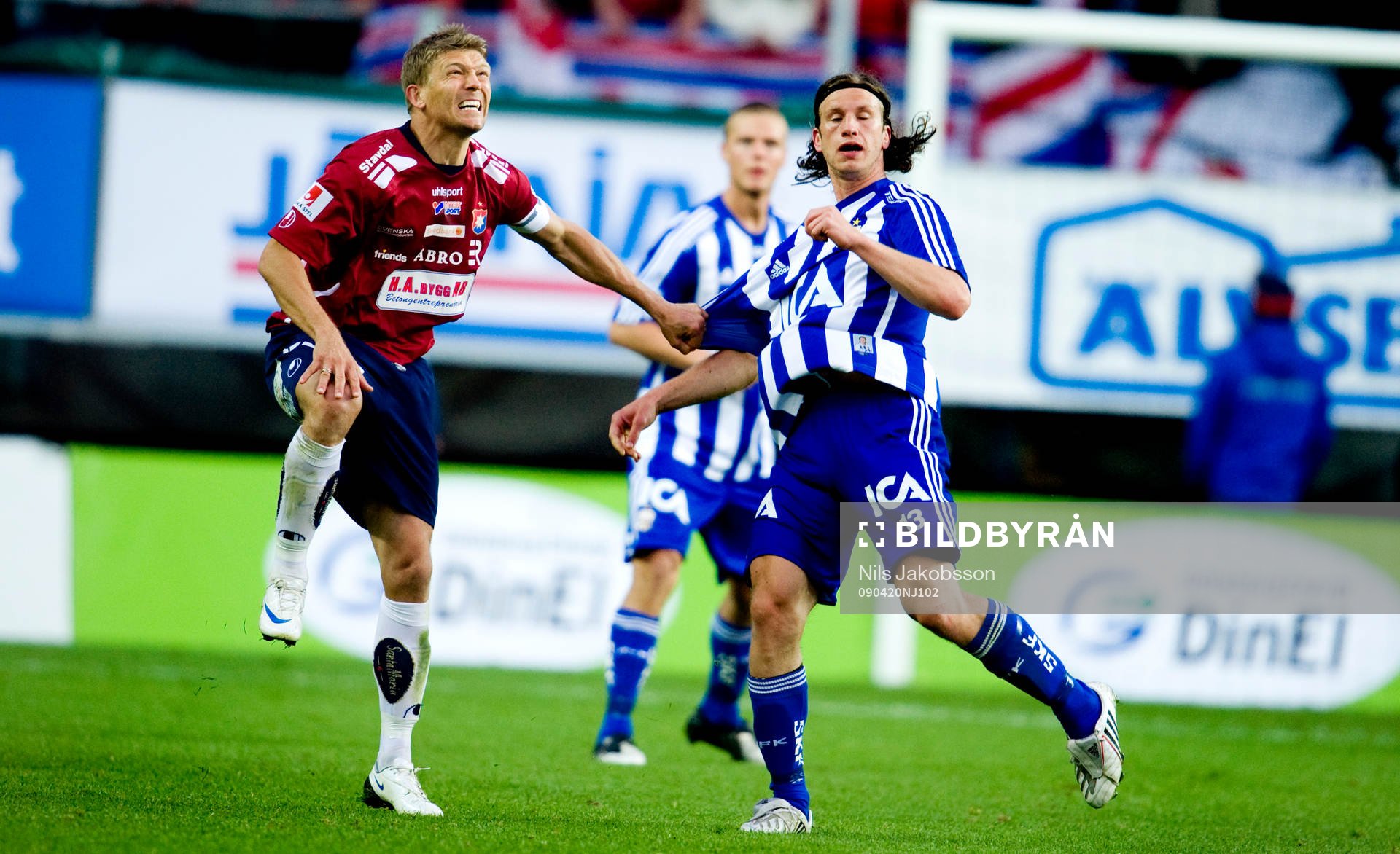 I denna duell gör Marcus Allbäck i Örgryte illa knät,