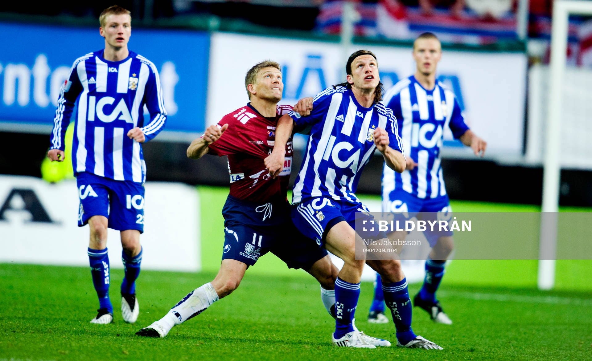 I denna duell gör Marcus Allbäck i Örgryte illa knät,