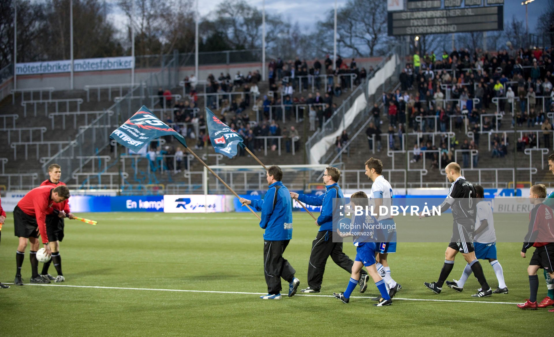 Stryktipset 75 år, flaggor, fanbärare, spelare, march,