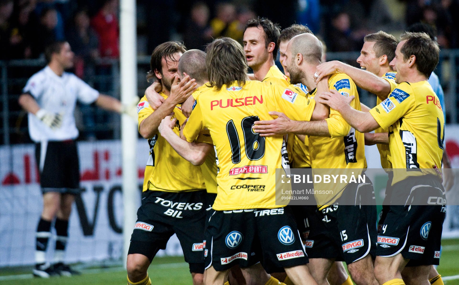 1-0, Mathias Florén har nickat in segermålet och alla