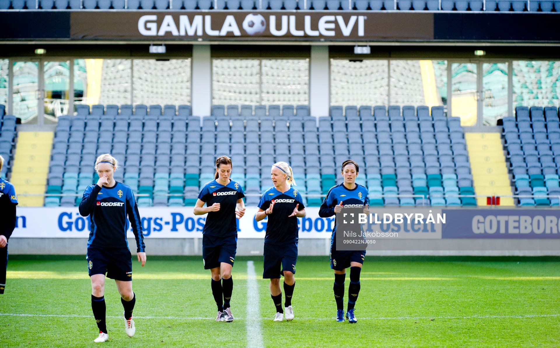 Damerna joggar på Gamla Ullevi