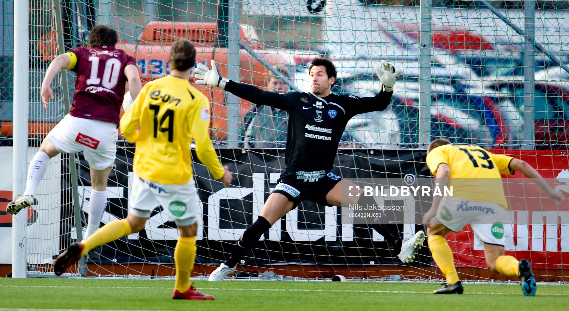Hannes Stiller, Qviding gör 1-0 bakom Stojan Lukic,