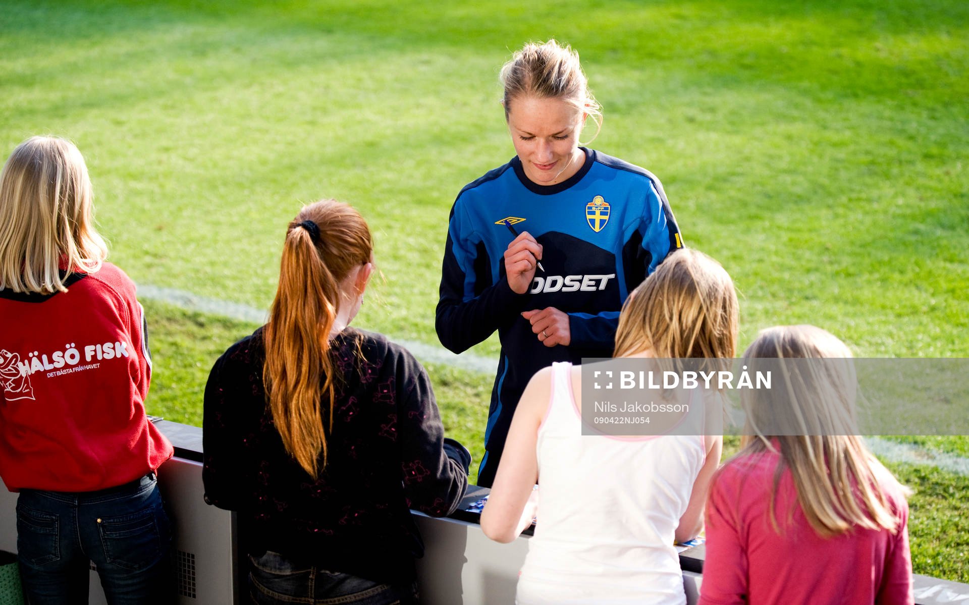 Stina Segerström skriver autografer till några småtjejer
