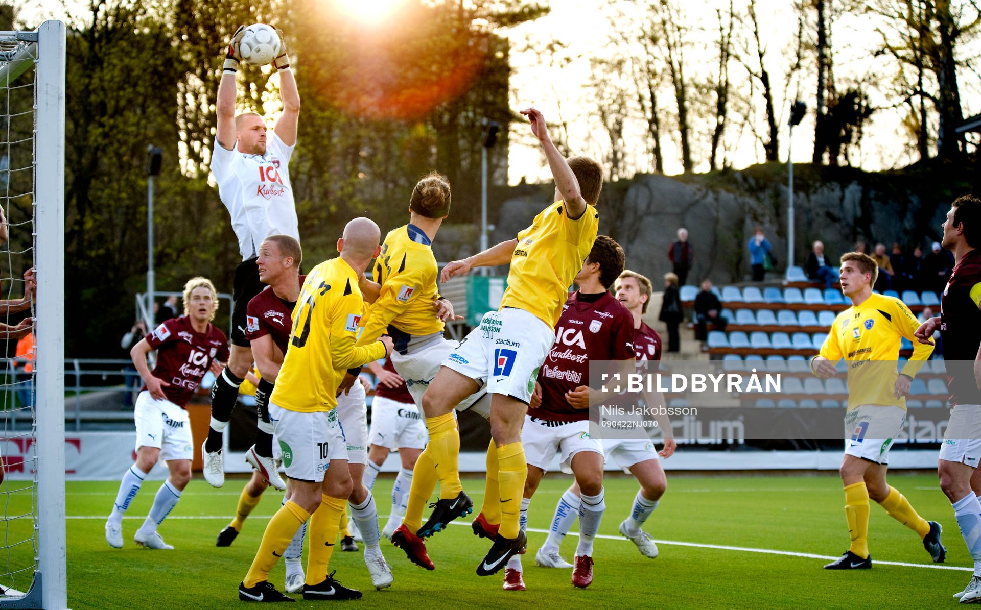 Tommy Naurin, målvakt, plockar ner en hörna