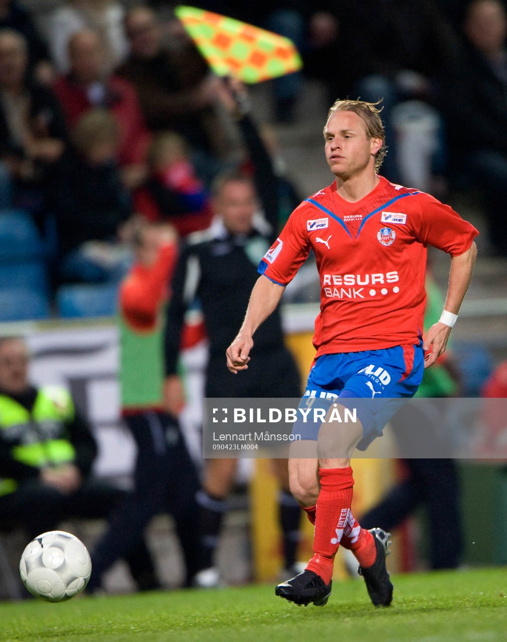 Offside, assisterande domare vinkar av Erik Sundin,
