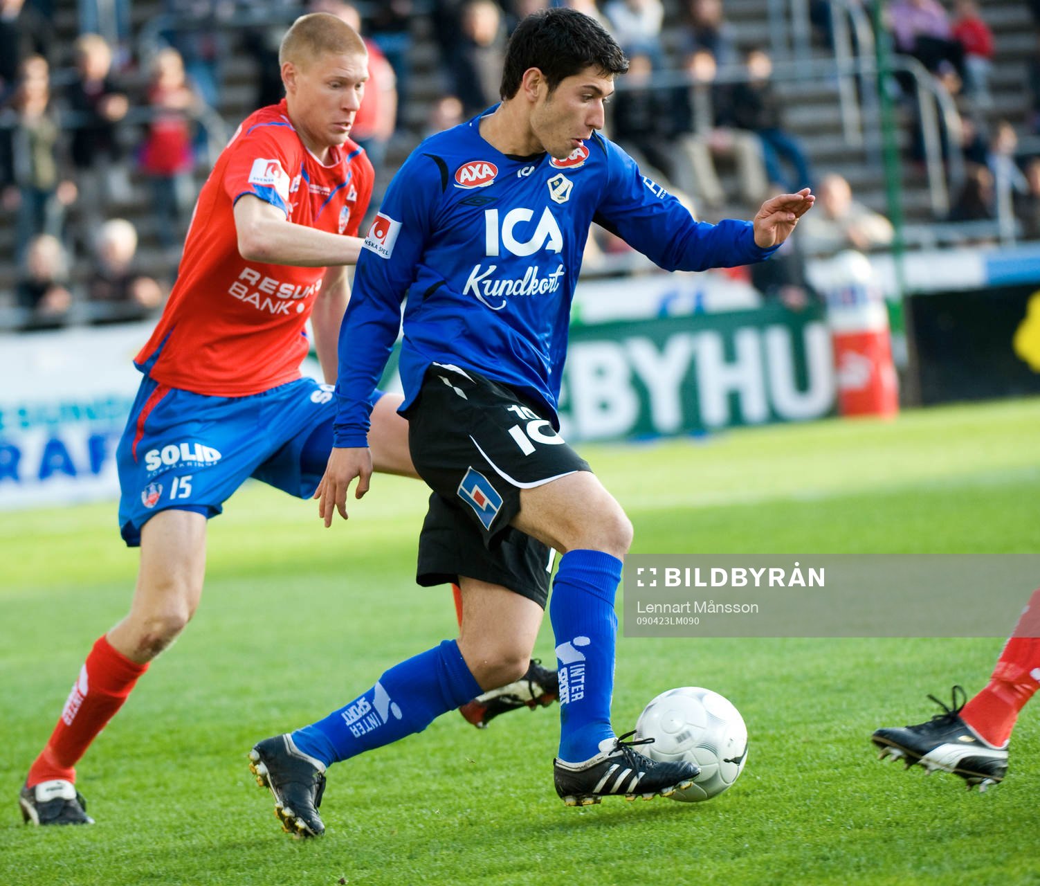 Halmstad store lille dirigent Anel Raskaj skojar med Marcus