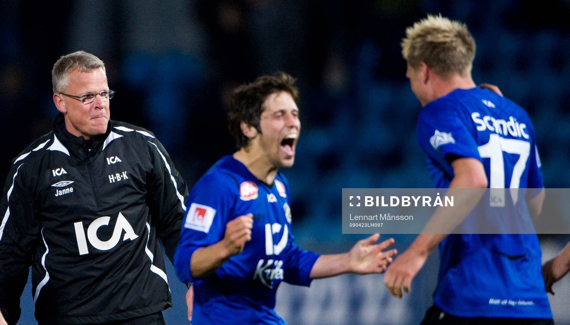 Halmstad tränare Jan Andersson myser när spelarna jublar.
