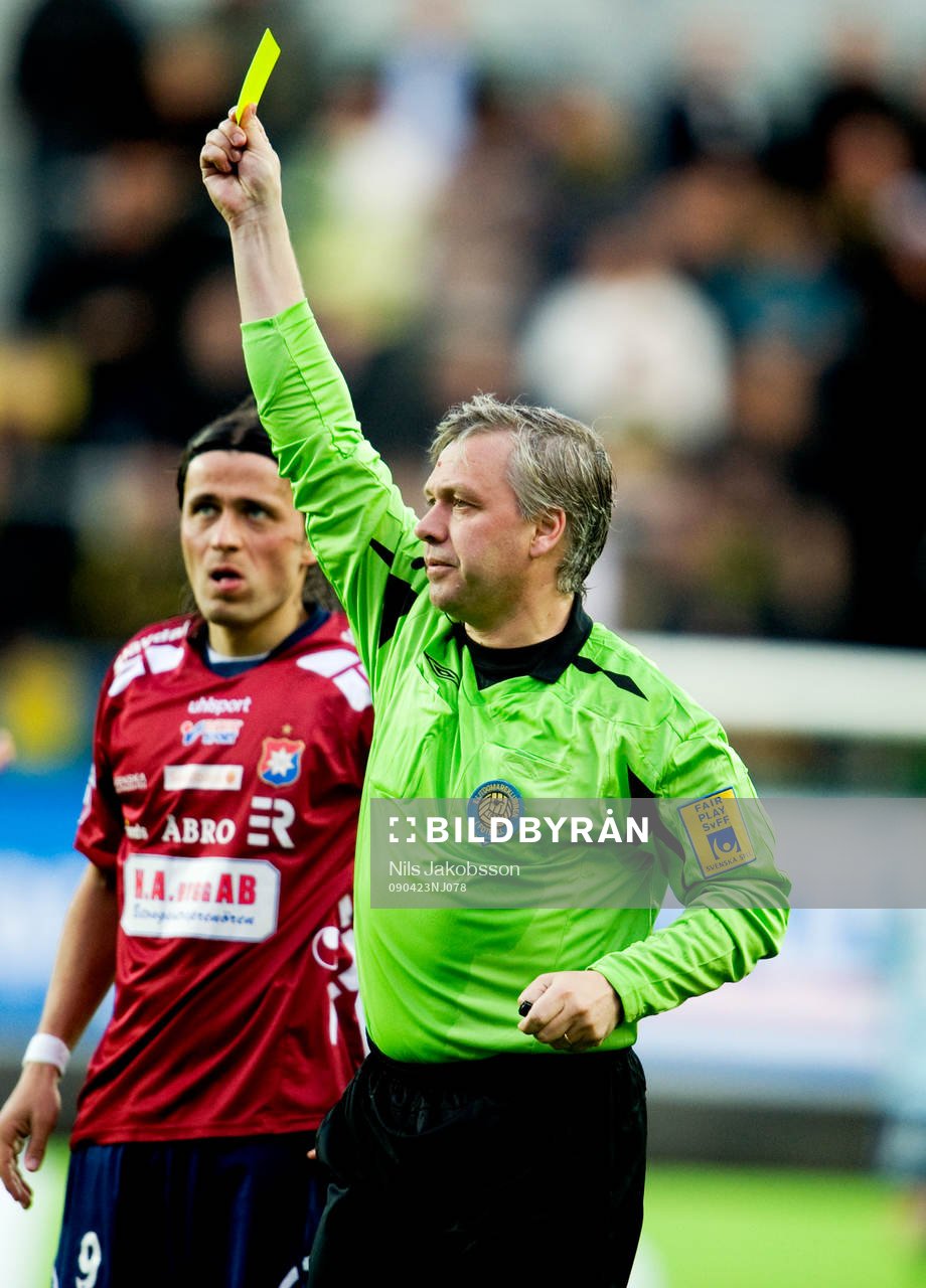 Åke Andreasson, domare ger gult kort, varning