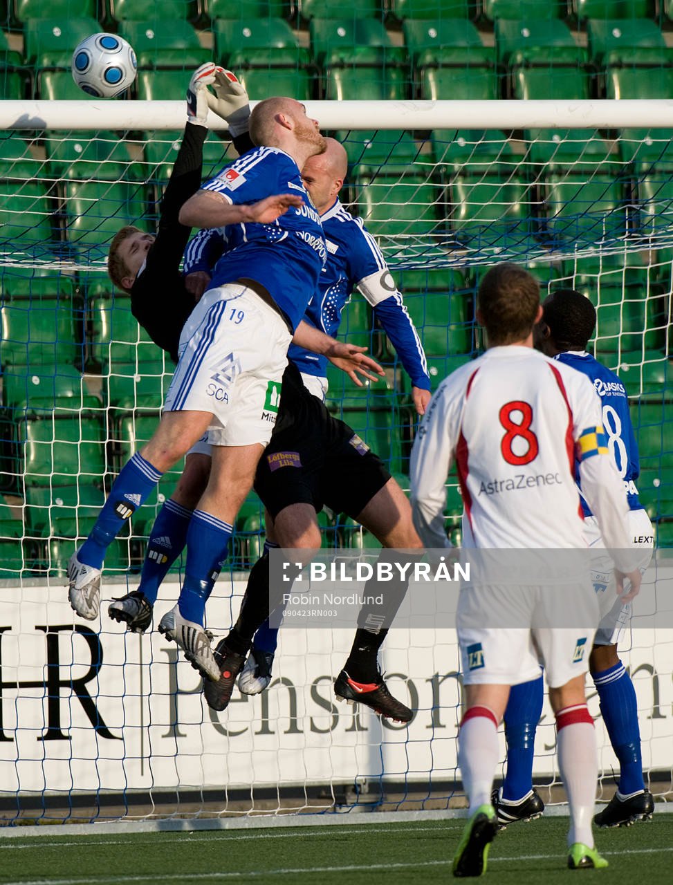  Hannes Sigurdsson och Jonas Wallerstedt, Sundsvall mot Oscar Berglund, Målvakt Assyriska, nickduell