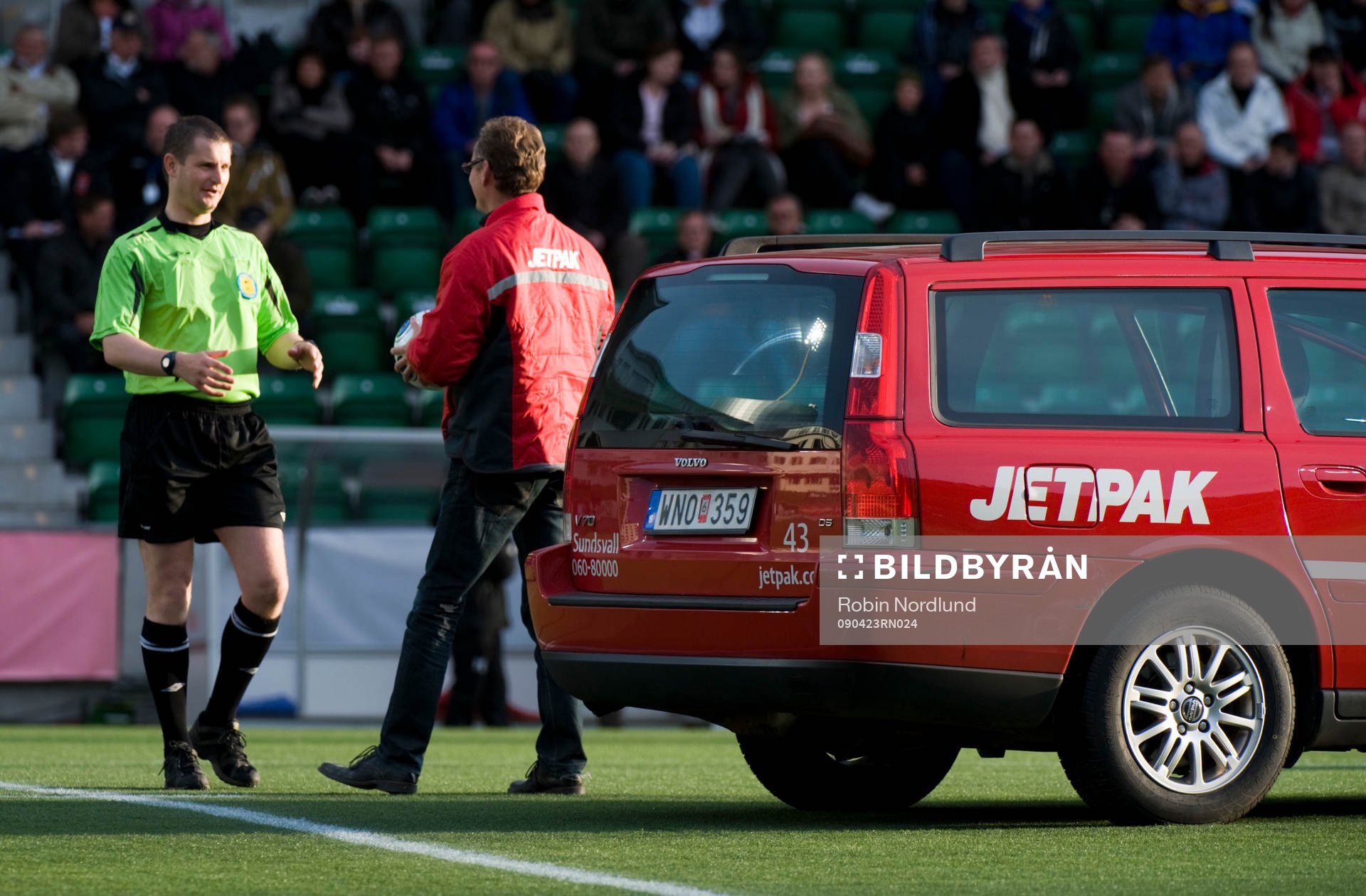 Sponsor Jetpak levererar matchboll till domare
