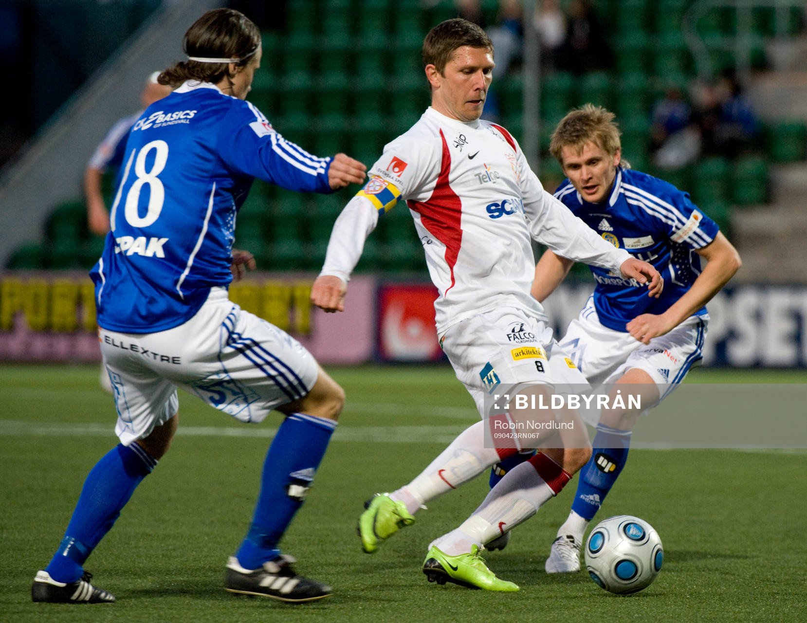 Dennis Östlundh, Assyriska mot Linus Hallenius och Ari