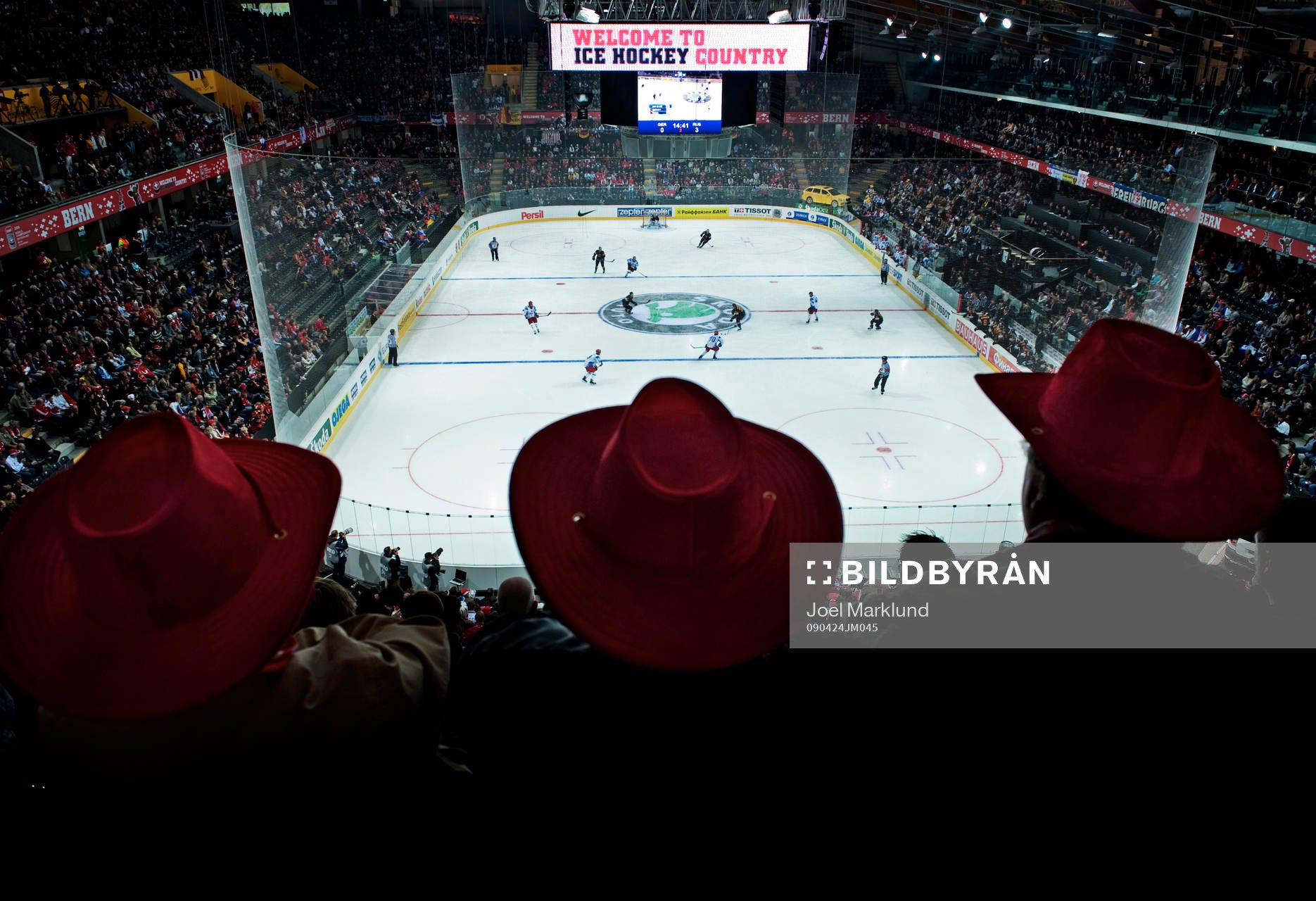 Postfinance Arena i Bern, interiör. Åskådare kollar på