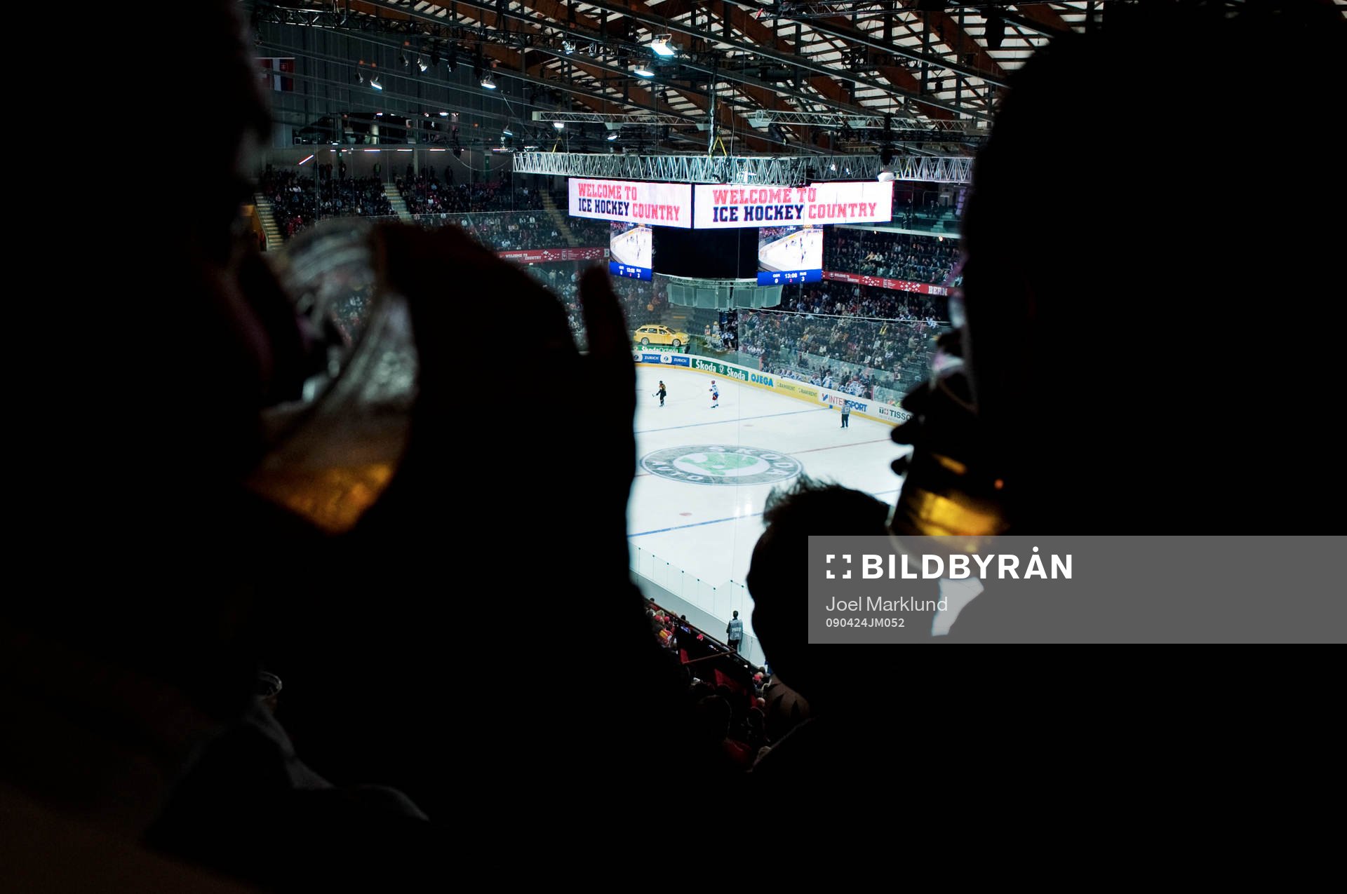 Postfinance Arena i Bern, interiör. Åskådare dricker öl