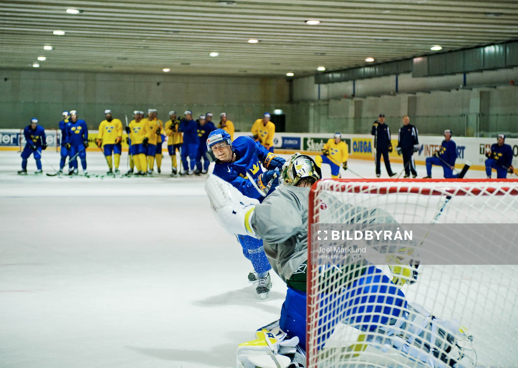 Magnus Johansson skjuter en straff mot Johan Holmqvist,
