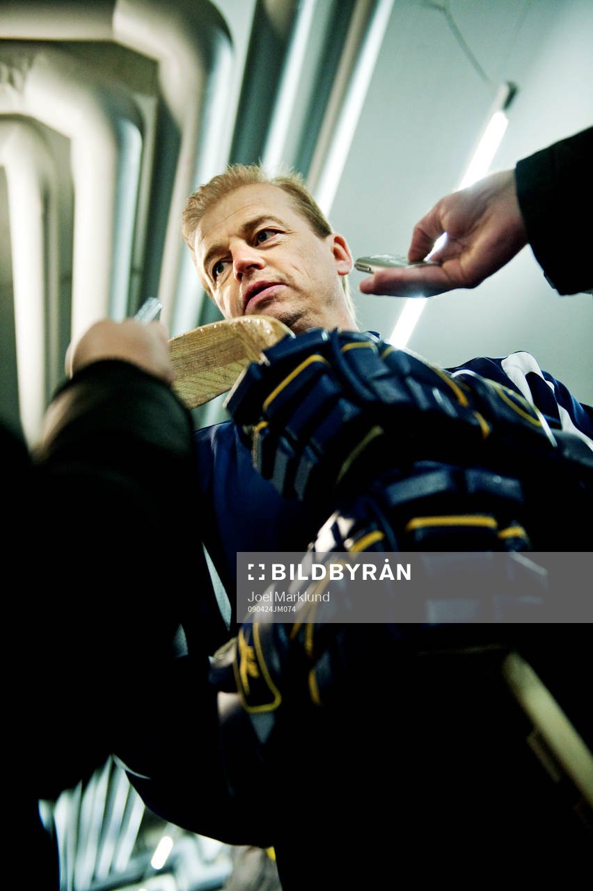 Bengt-Åke Gustafsson, förbundskapten, pratar med media