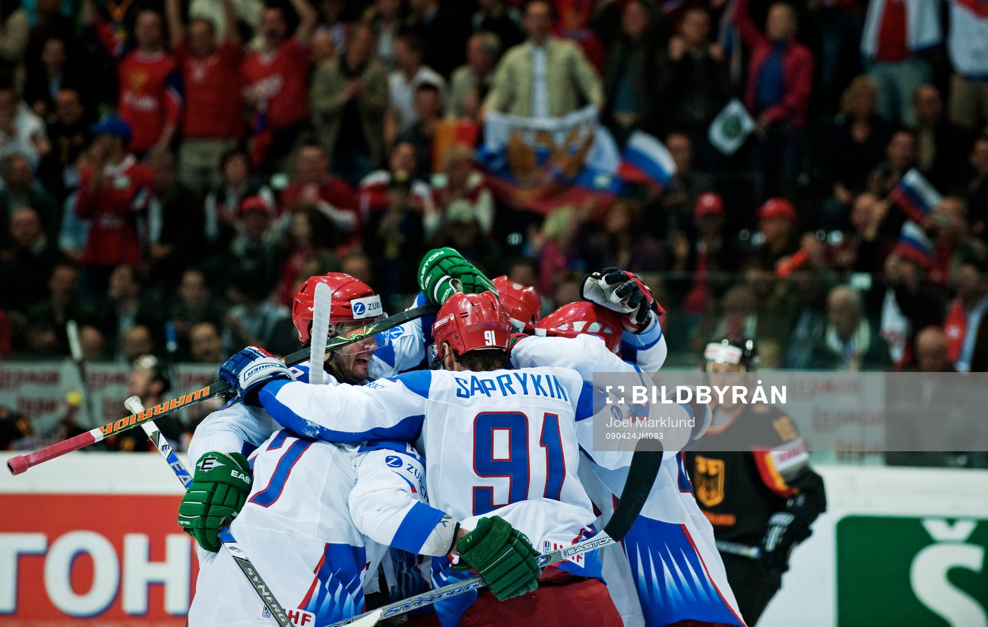 Oleg Saprykin, Ryssland, gratuleras till VM:s första mål